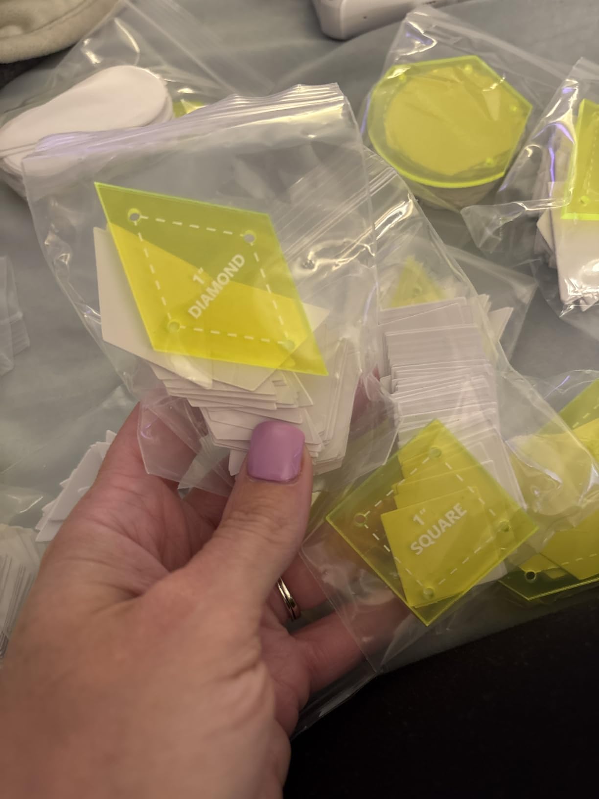 Cinnvoice 612 Pcs English Paper Piecing Supplies, Classic 1, Yellow Green | 12 Shapes EPP Acrylic Patchwork Templates with 600 Paper Piecing for Sewing Dresden Plate Triangle Hexagon Quilting Template customer photo 1