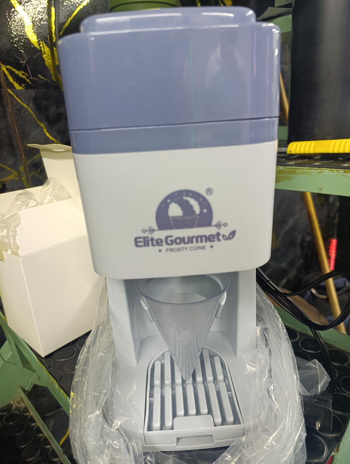 Elite Gourmet ESI2215M Snow Cone & Shaved Ice Maker, Ice Mold, Mint | Makes refreshing slushies, margaritas & boba drinks - includes snow cone holder - stainless steel blade - uses bagged ice customer photo 1