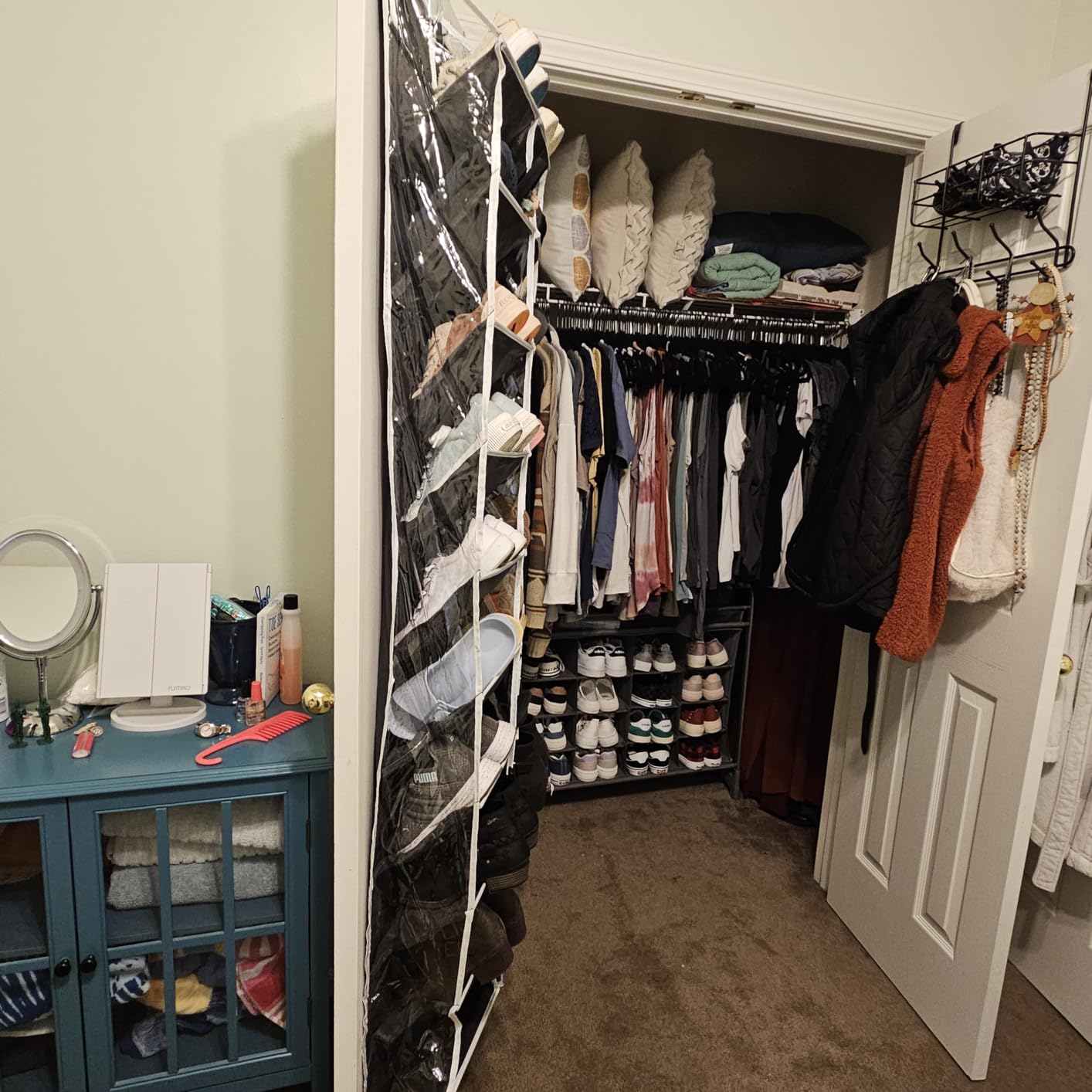 20-30 Pairs Over the Door Shoe Organizer, Clear Pockets Hanging Shoe Storage for Closet, 10-Tier Door Shoes Rack, Handing Shoes Holder Fit All the Family's Sneakers, Boots, Heels, Black customer photo 1