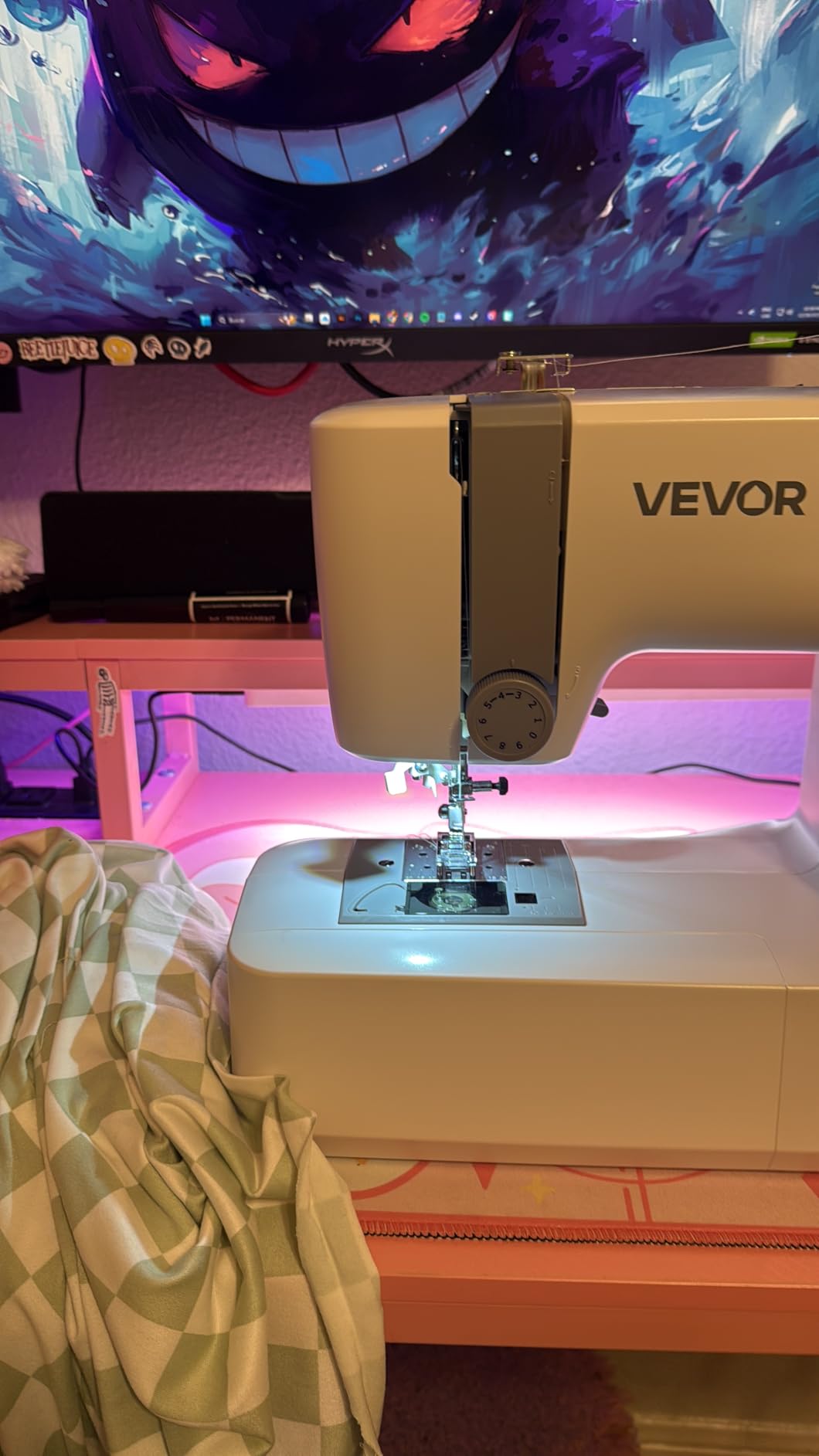 VEVOR Computerized Sewing Machine, 200 Stitch Applications, LCD Screen, Foot Pedal, LED Light, Heavy-Duty Metal Frame customer photo 1