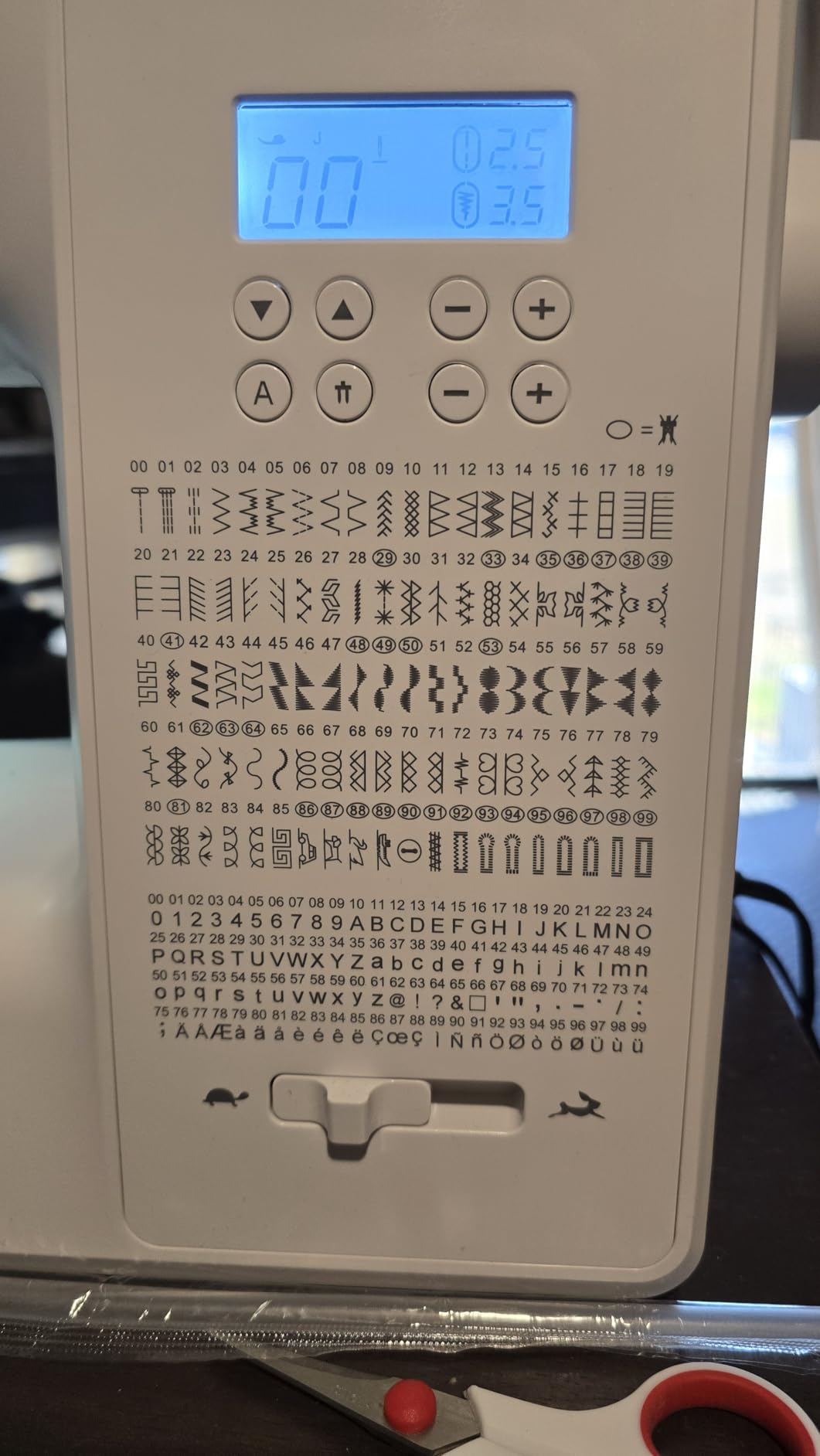 VEVOR Computerized Sewing Machine, 200 Stitch Applications, LCD Screen, Foot Pedal, LED Light, Heavy-Duty Metal Frame customer photo 2
