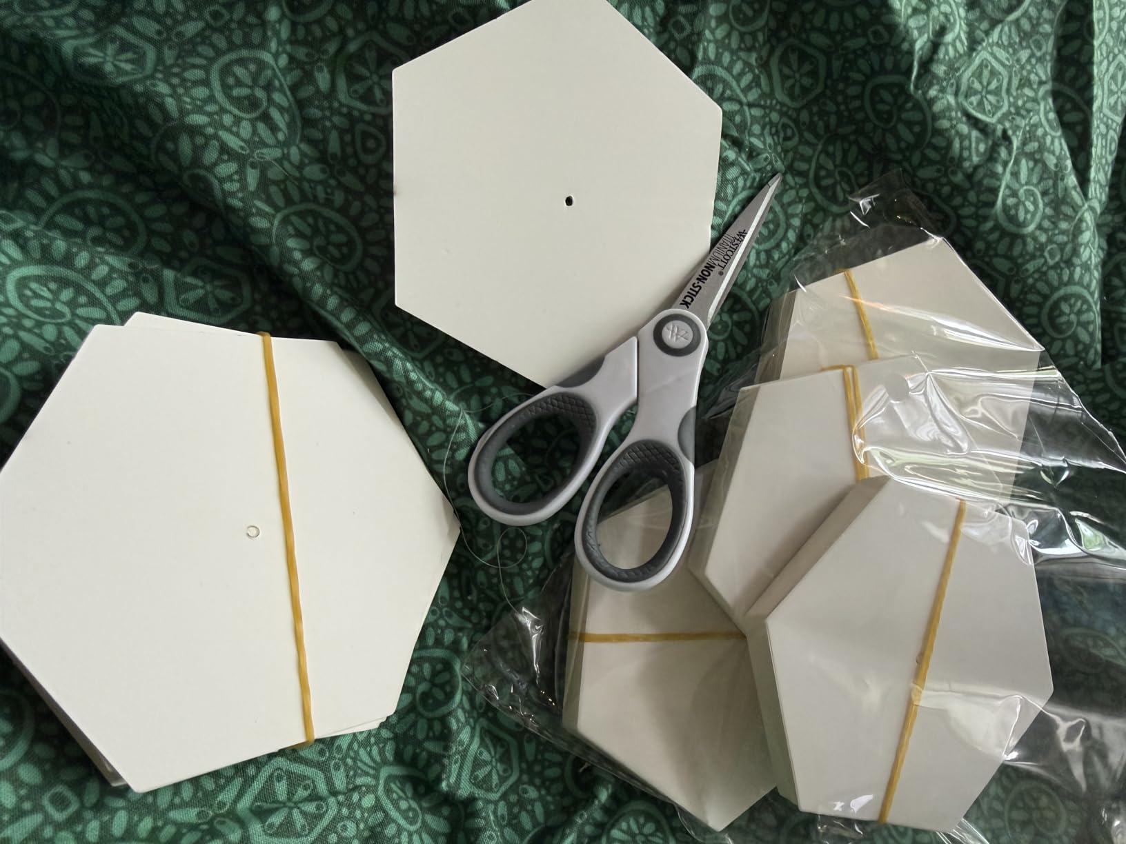600 Hexagon English Paper Piecing Templates, 1-Inch Sides for Quilting | Center holes allow easy removal with a crochet hook or pencil and support both thread-basting and fabric-glue methods customer photo 2