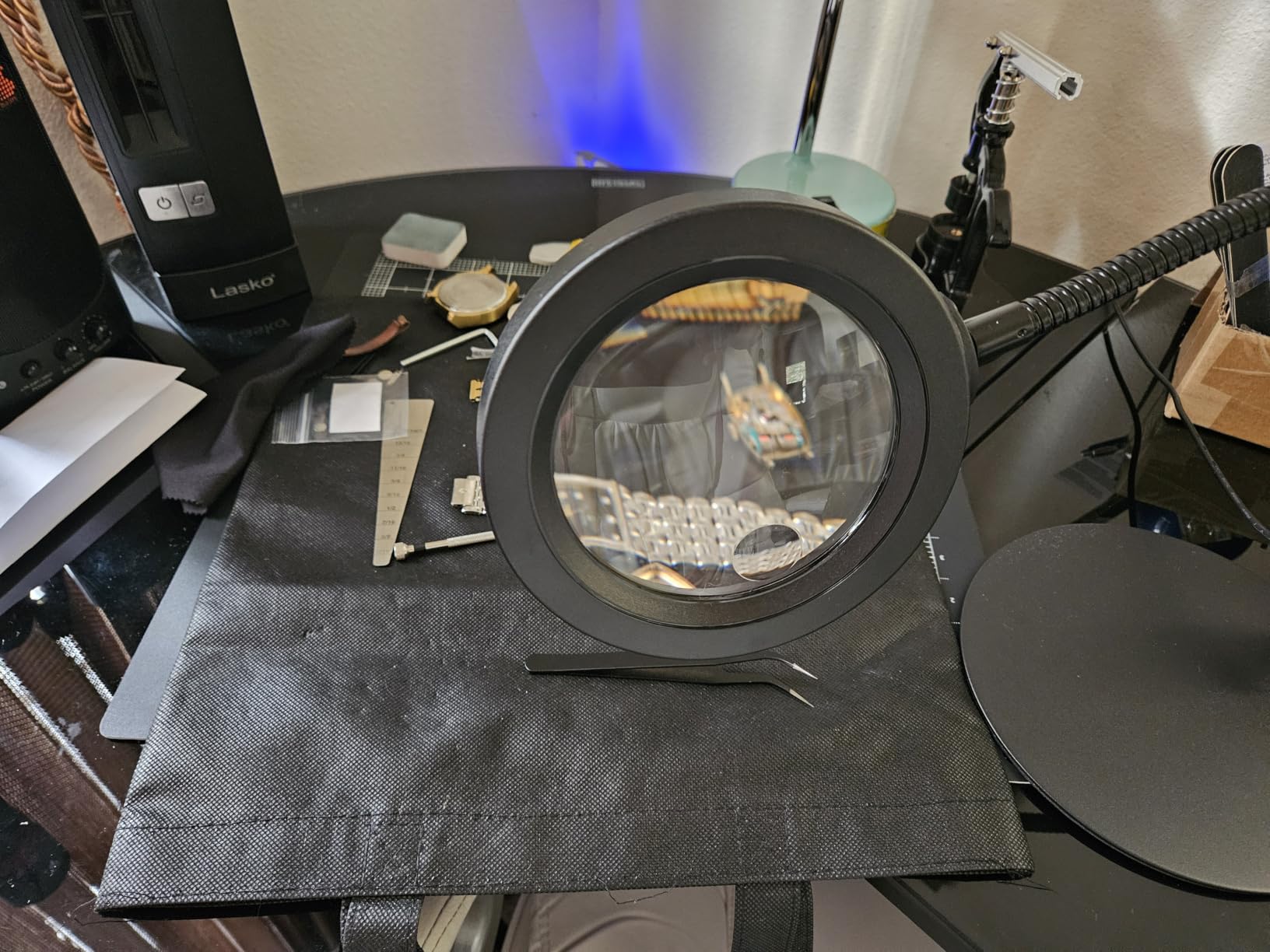 30X 10X Magnifying Glass with Light and Stand, 5 Color Modes Stepless Dimmable, Optical Grade HD Lens, LED Lighted Magnifier Hands Free with Flexible Gooseneck for Close Work, Craft, Hobby, Painting customer photo 1