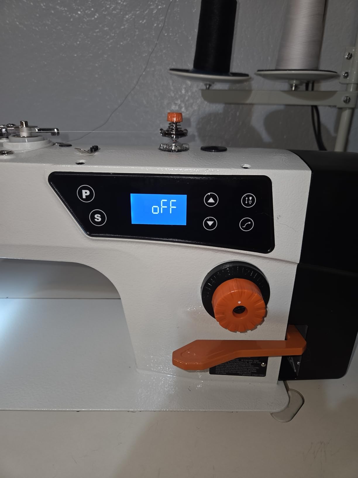 VEVOR Industrial Lockstitch Sewing Machine, 550W Servo Motor Commercial Sewing Machine Set with Table Stand, 5000 SPM High Speed, Auto Thread Trimmer, Metal Frame for Denim Cotton Sewing customer photo 1