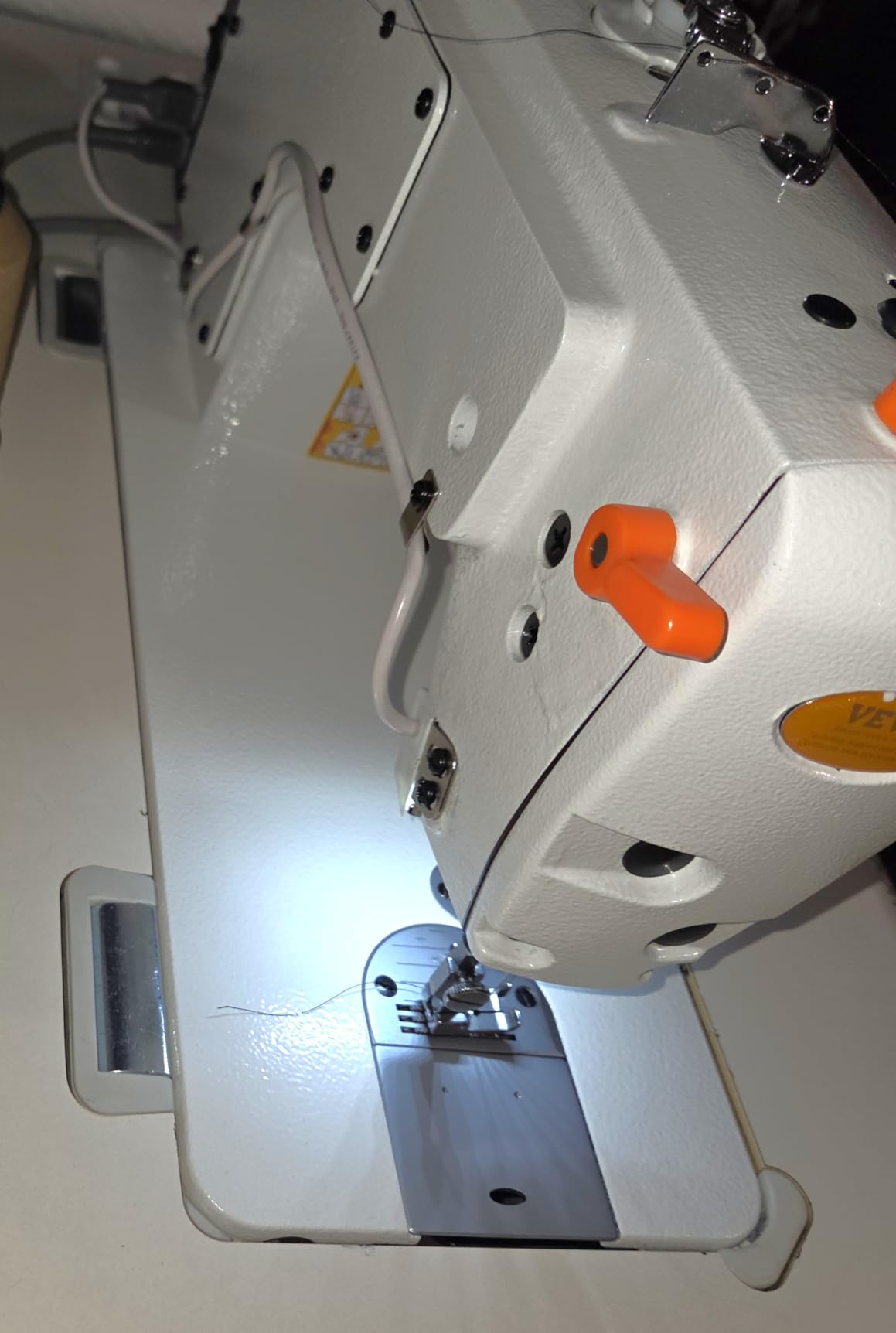 VEVOR Industrial Lockstitch Sewing Machine, 550W Servo Motor Commercial Sewing Machine Set with Table Stand, 5000 SPM High Speed, Auto Thread Trimmer, Metal Frame for Denim Cotton Sewing customer photo 2