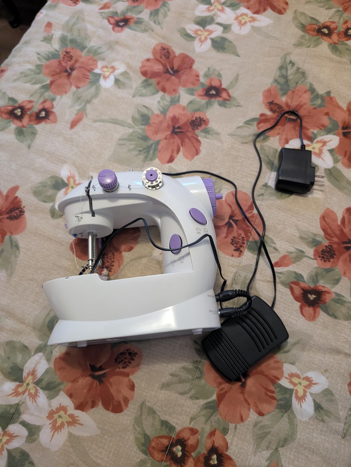 Sewing Machine for Beginners, Portable Electric Sewing Machine with 12 Stitch Patterns, 2-Speed Control, Complete Sewing Kit with Accessories, Compact Home Sewing Machine for DIY Projects customer photo 1