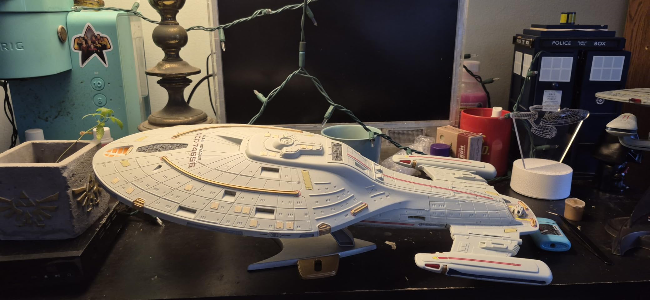 Revell Star Trek USS Voyager NCC-74656 Model Kit - Starter Gift Set 13604 | 1:670 scale, includes paint glue and brush, 67 parts, skill level 3, Ages 10+ customer photo 1