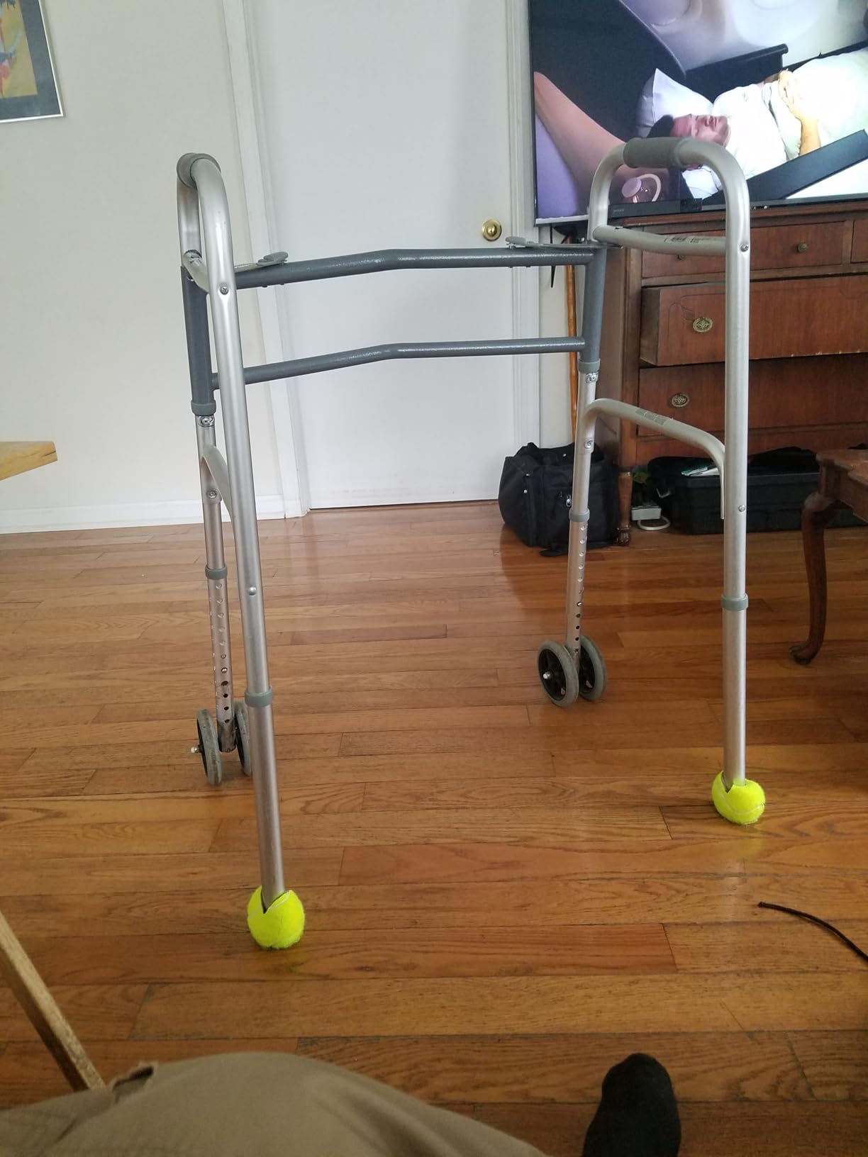 Medline Heavy-Duty Bariatric Folding Walker with 5” Wheels and Durable Handles, 500 lb. Weight Capacity customer photo 2
