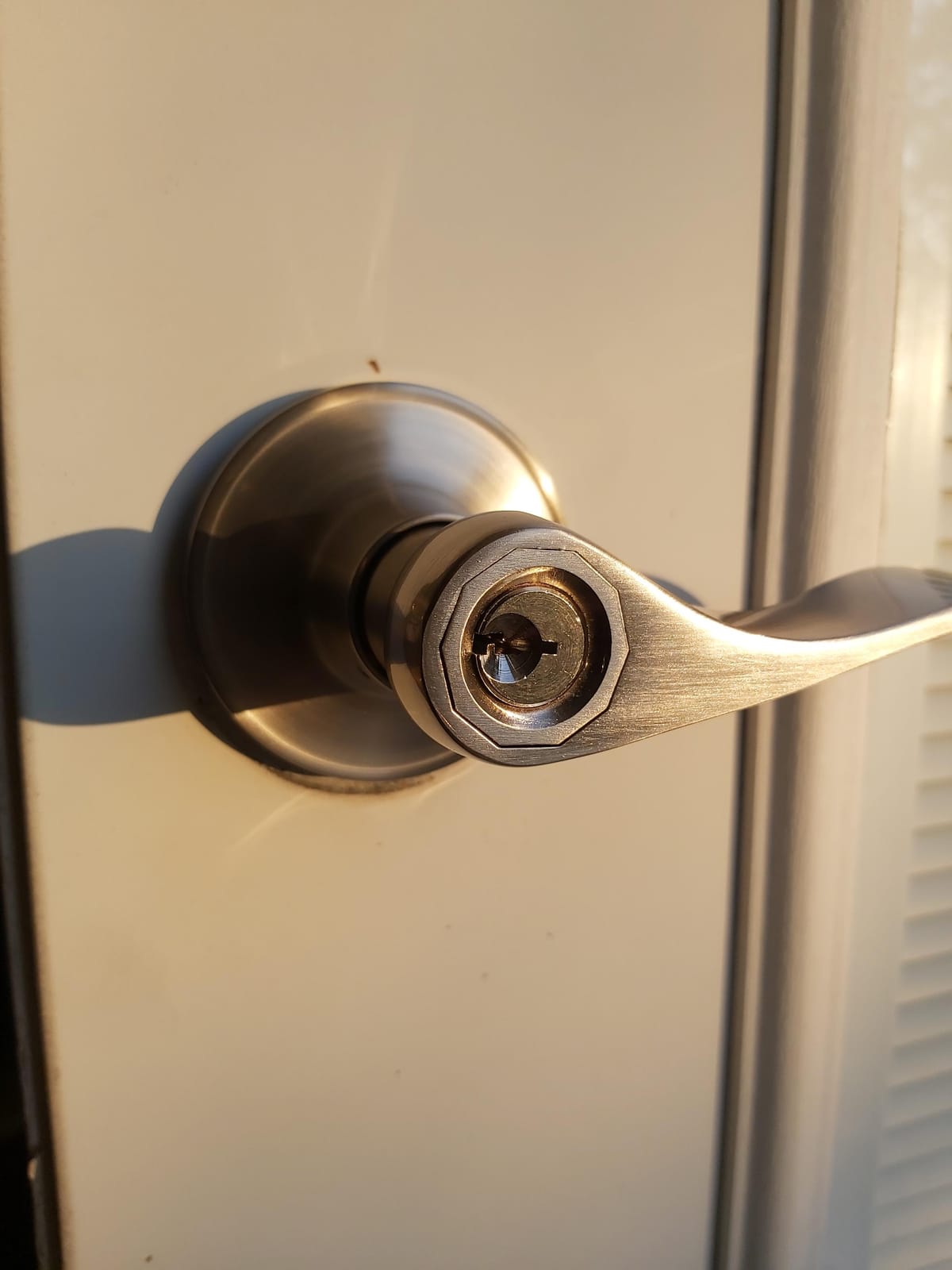 Kwikset Tustin Entry Door Handle with Lock and Key, Secure Keyed Reversible Lever Exterior, For Front Entrance and Bedrooms, Satin Nickel, Pick Resistant Smartkey Rekey Security and Microban customer photo 1