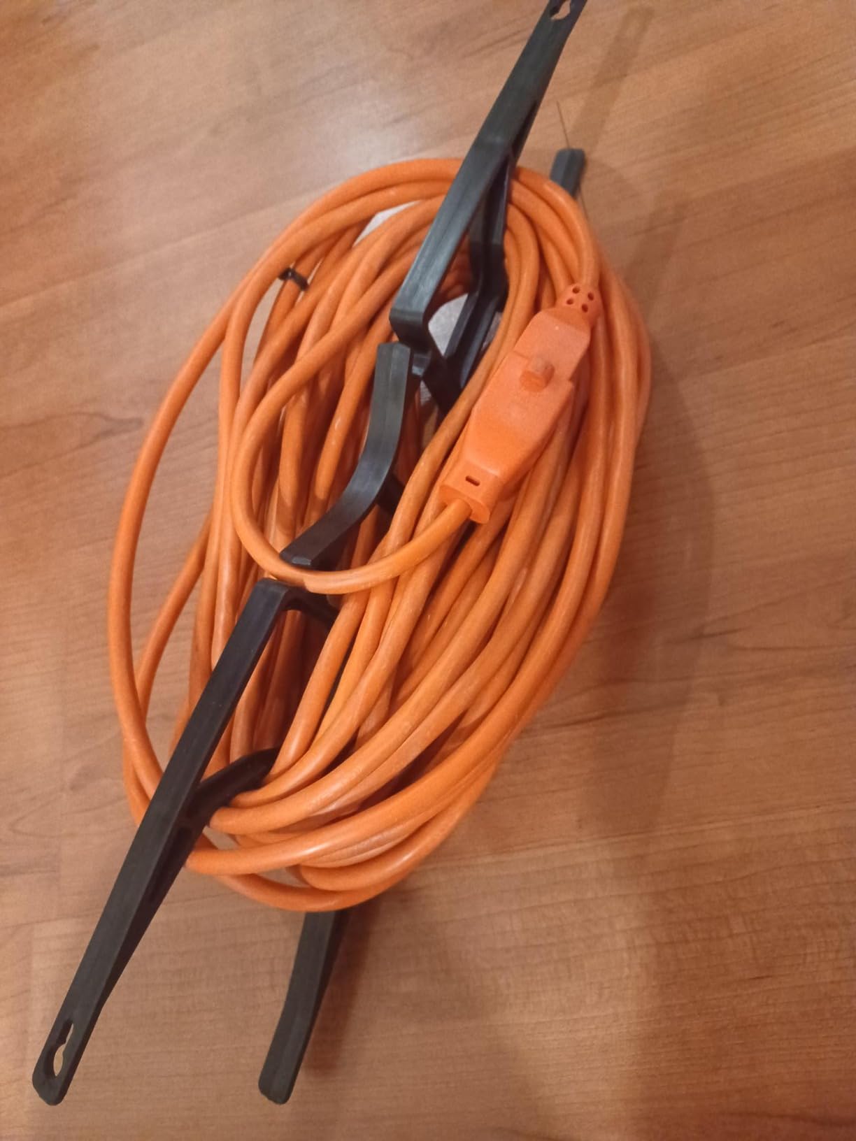 Woods Light Duty Extension Cord Wrap - Holds Up to 100 Feet of 16/3 Cord - Durable H-Frame Cord Reel with Built-In Carrying Handle - Black customer photo 2