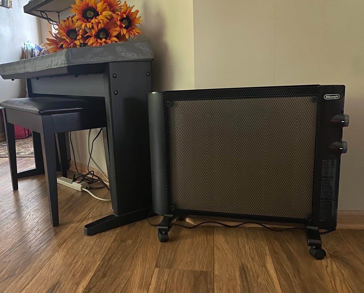 DeLonghi Mica Panel Space Heater, 1500W quiet electric space heater for indoor use, adjustable thermostat, freestanding/ easy wall mount, full room heating with built-in safety features, HMP1500 Black customer photo 1