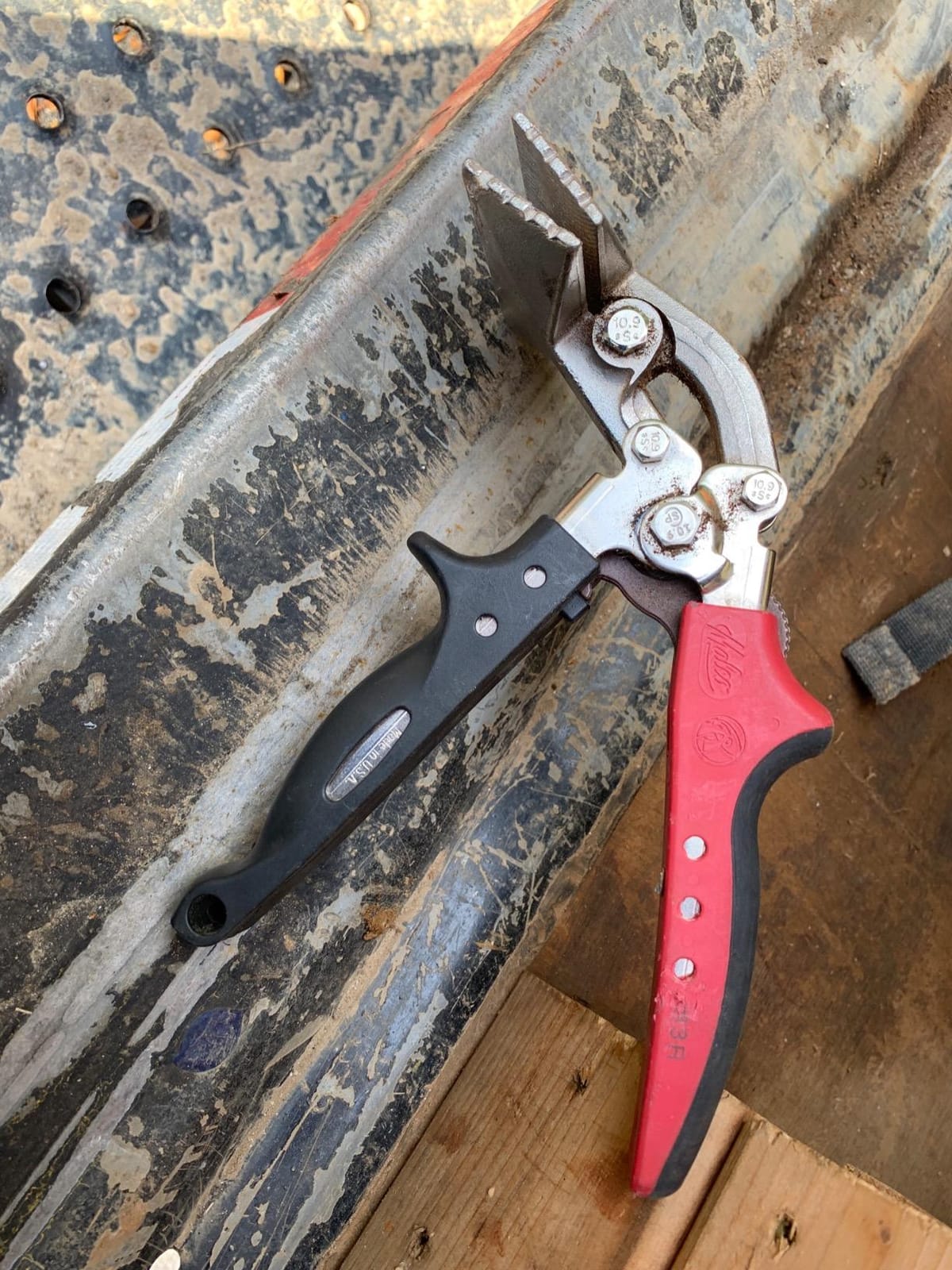 Malco S3R 3-Inch Offset Hand Seamer with Redline Handles | Drop-Forged Steel Jaws for Bending & Flattening Sheet Metal | 1/4