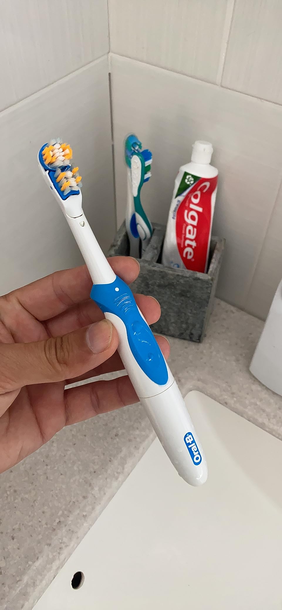Oral-B 3D White Action Power Toothbrush, 1 Count (Colors May Vary), Multi-colored customer photo 1