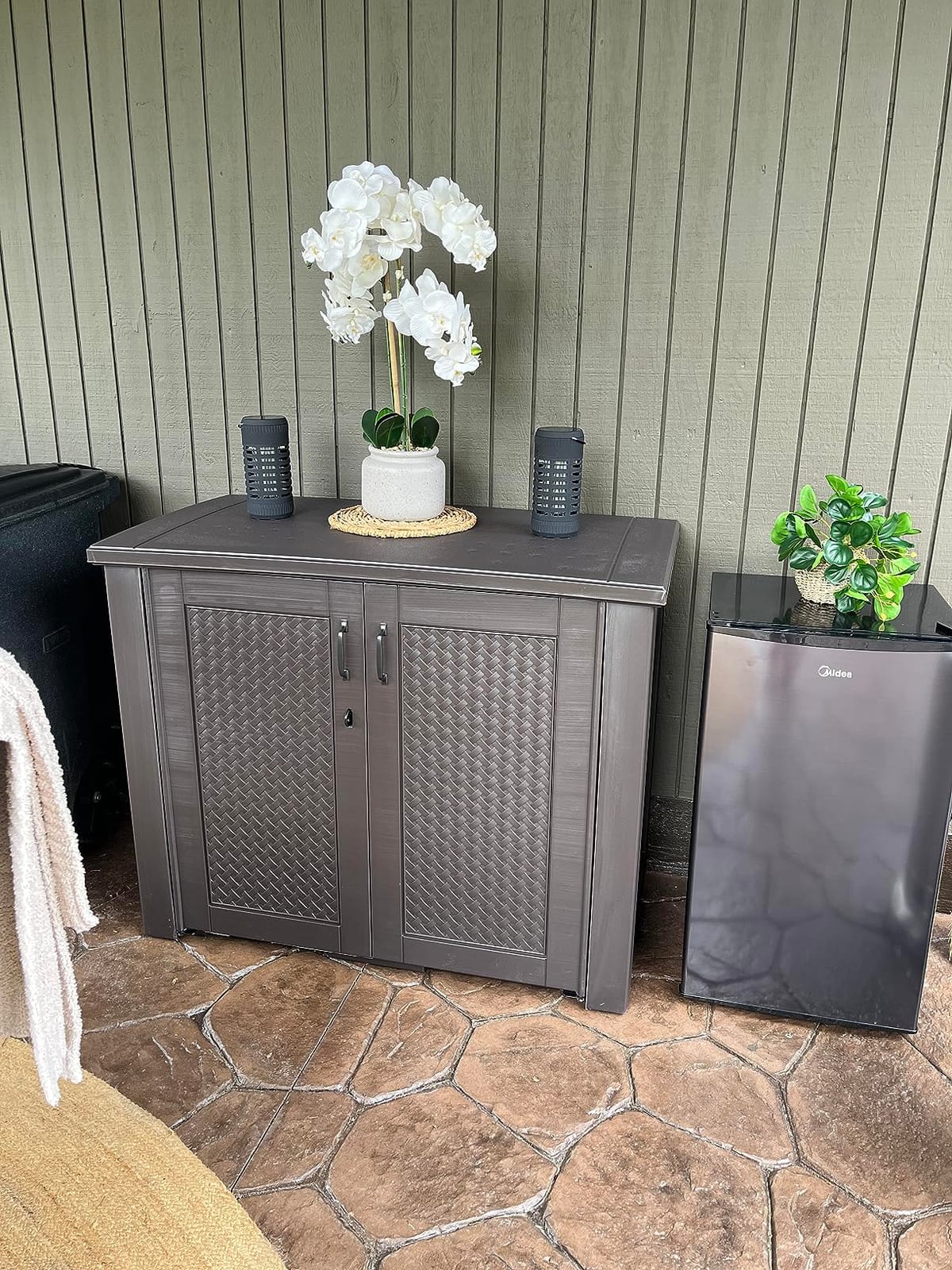 Rubbermaid Decorative Outdoor Storage Cabinet (123 Gal), Weather Resistant, Brown, Organization for Home/Backyard/Pool Chemicals/Toys/Garden Tools/Porch/Patio Cushions customer photo 2