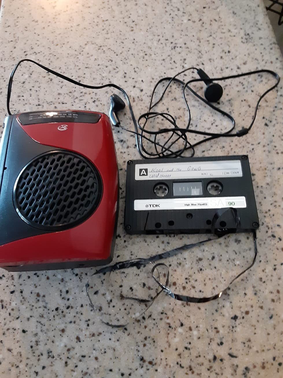 GPX Portable Cassette Player, Compatible With Headphone, 3.54 x 1.57 x 4.72 Inches, Requires 2 AA Batteries - Not Included, Red/Black (CAS337B) Black/Red customer photo 2