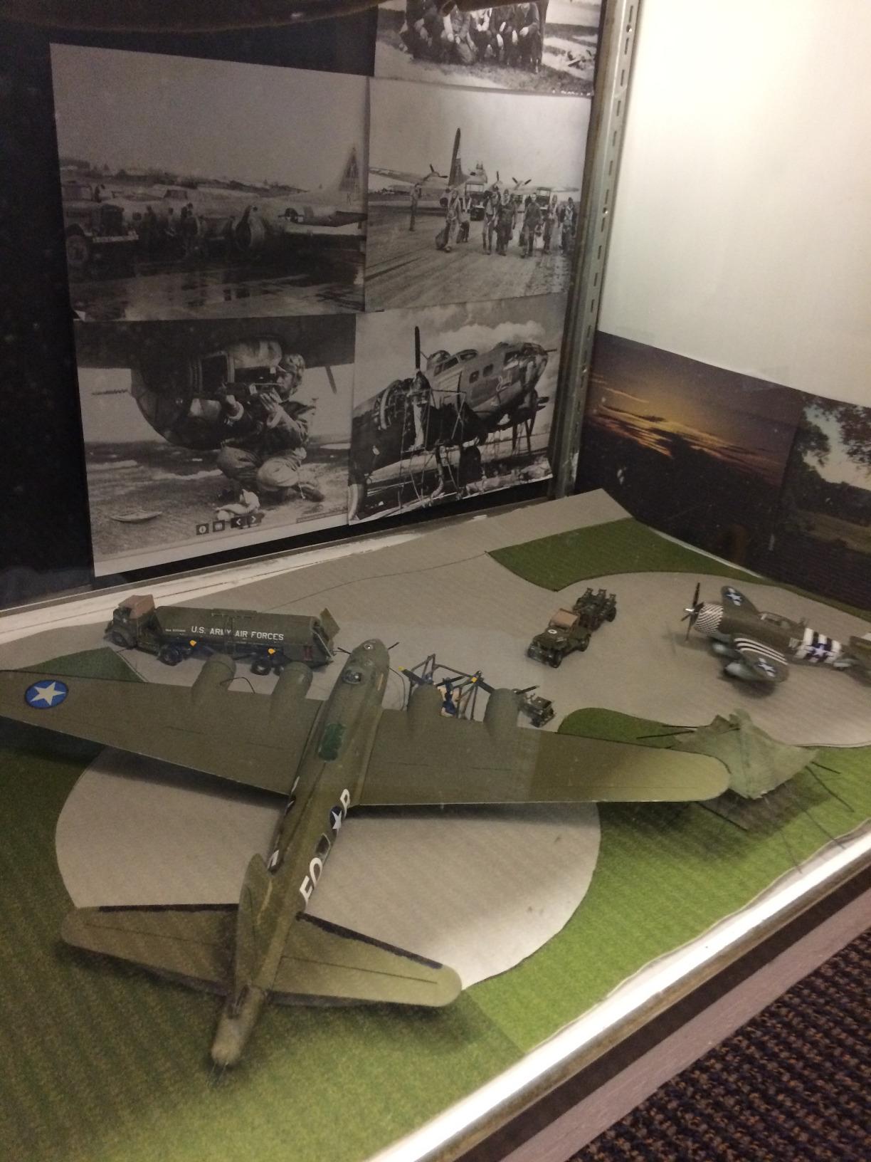 Airfix WWII USAAF 8th Air Force Bomber Resupply 1:72 Military Plastic Model Kit, Small customer photo 1