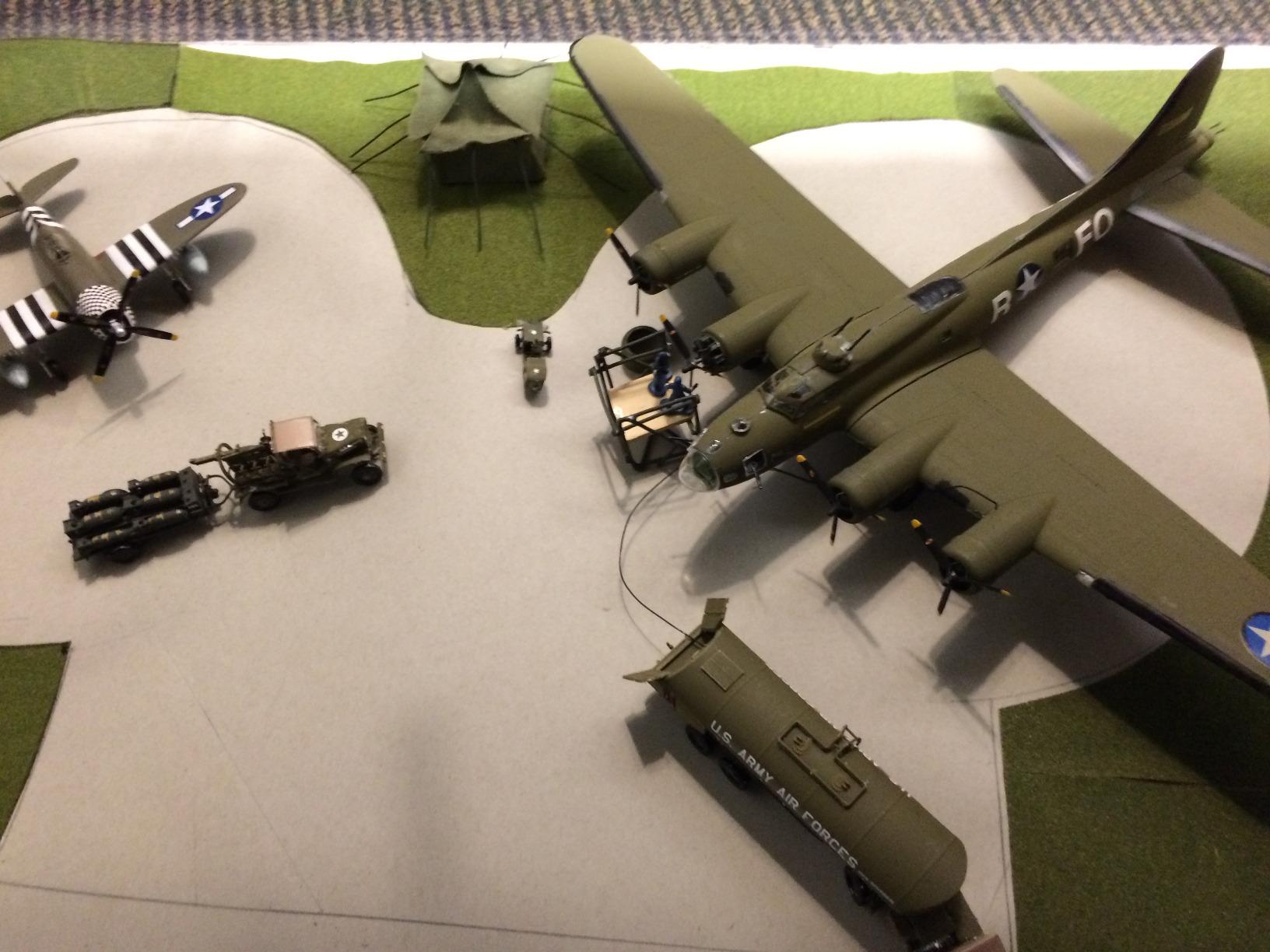 Airfix WWII USAAF 8th Air Force Bomber Resupply 1:72 Military Plastic Model Kit, Small customer photo 2