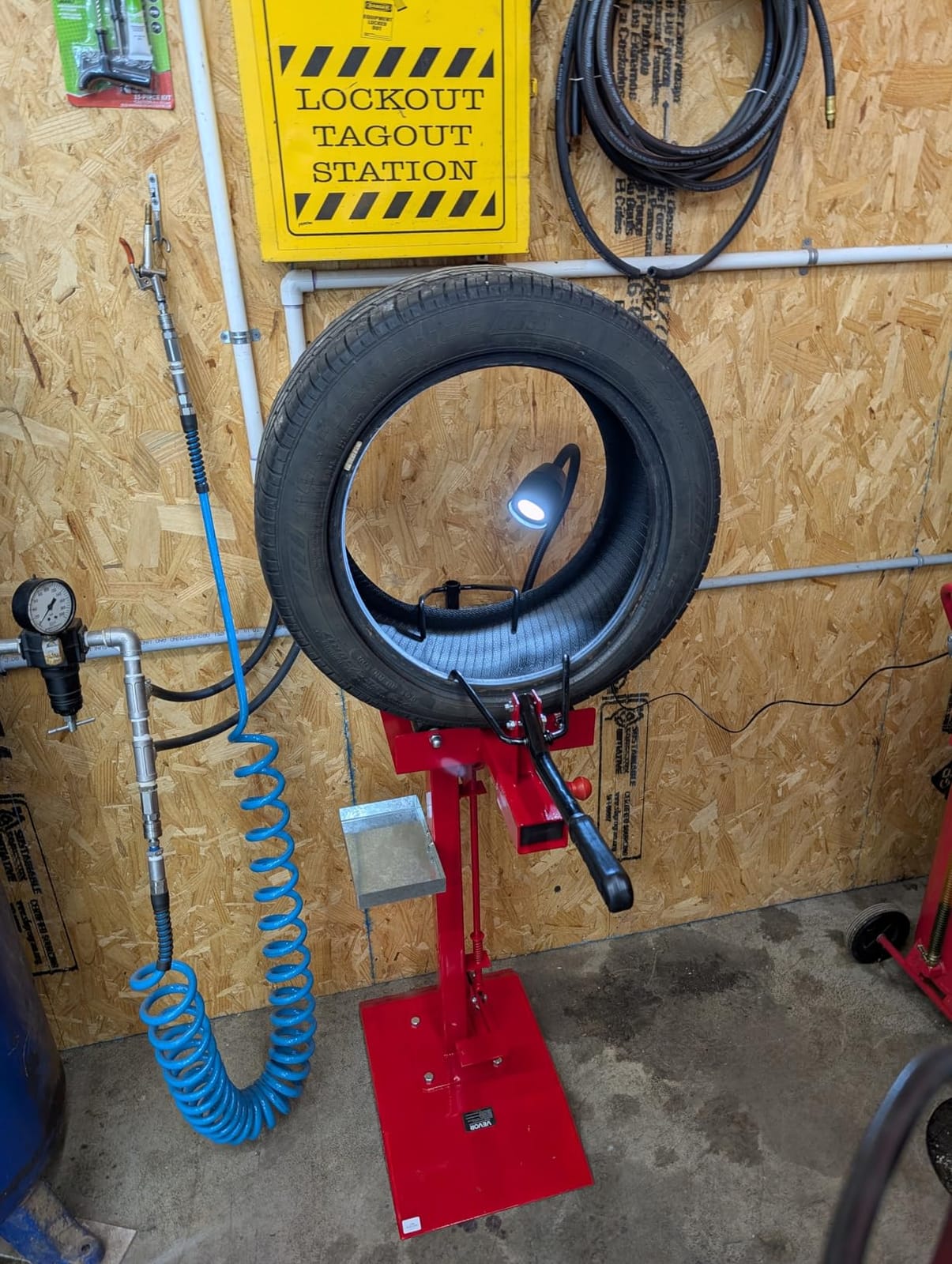 Vevor Manual Tire Spreader Portable Tire Changer with Stand Adjustable LED Light Tire Spreader Tool for Light Truck and Car : Automotive customer photo 1