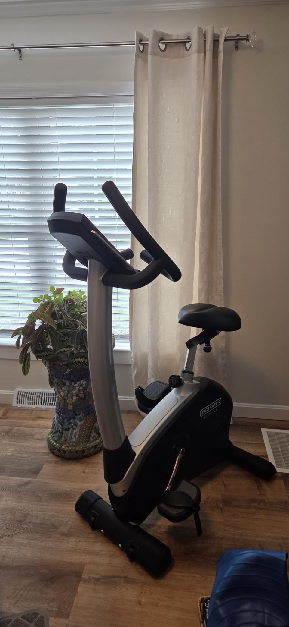 3G Cardio Elite UB X Upright Bike - FreeSync FTMS Bluetooth Smart App Connectivity - Tablet Shelf - Compact 41