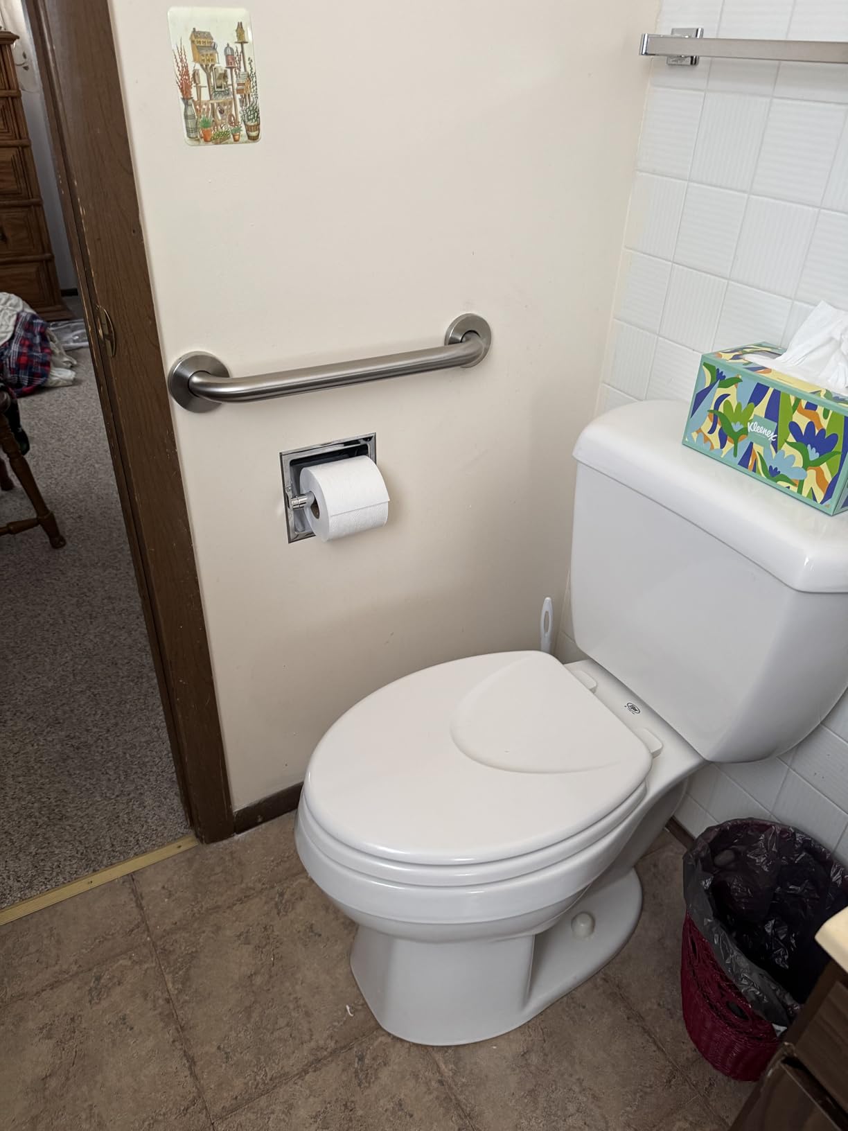 Amazon Basics Bathroom Safety Grab Bar, 18 Inch Length, 1.5 Inch Diameter, Handicap Handle, Bathtub and Shower Fall Prevention, Holds up to 500LBs, ADA Compliant, Brushed Stainless Steel customer photo 2
