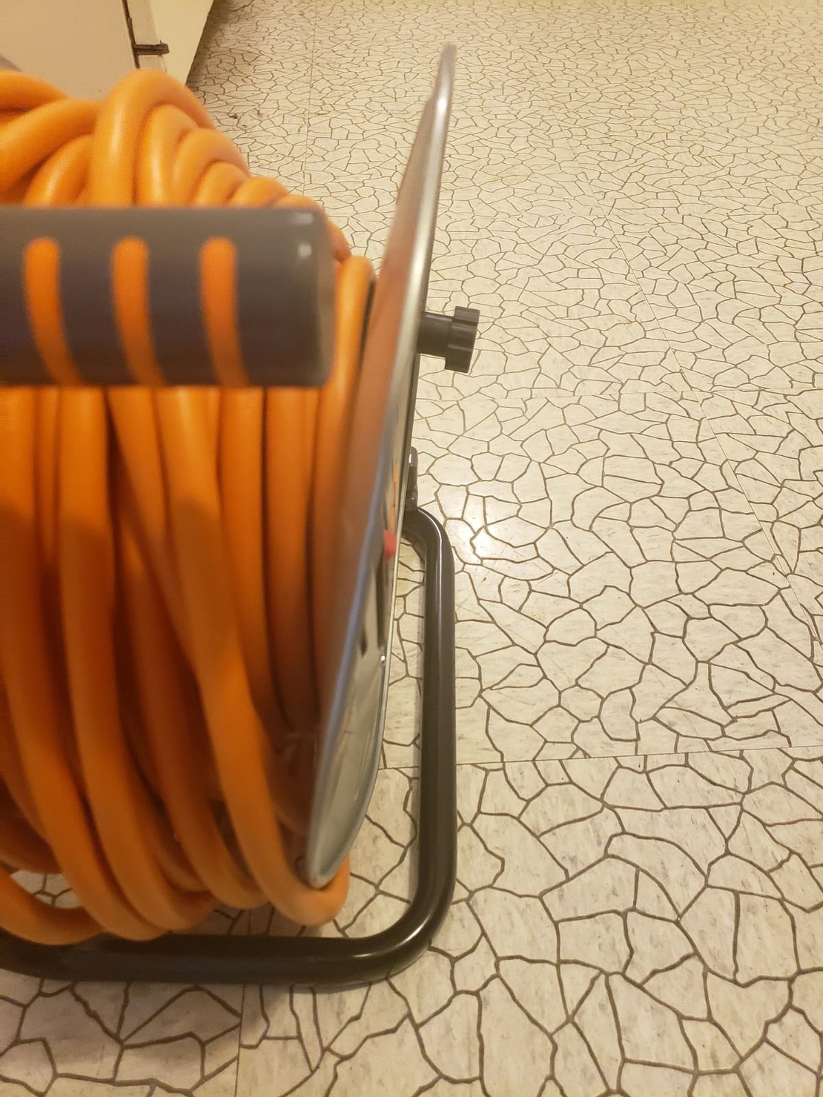 Masterplug 100ft Cord Reel, Metal Cable Drum, Retractable Extension Lead with Winding Handle, Safety Overload Circuit Breaker and Power Switch, 4x Grounded Outlets, 15amps, 12AWG Cable customer photo 2
