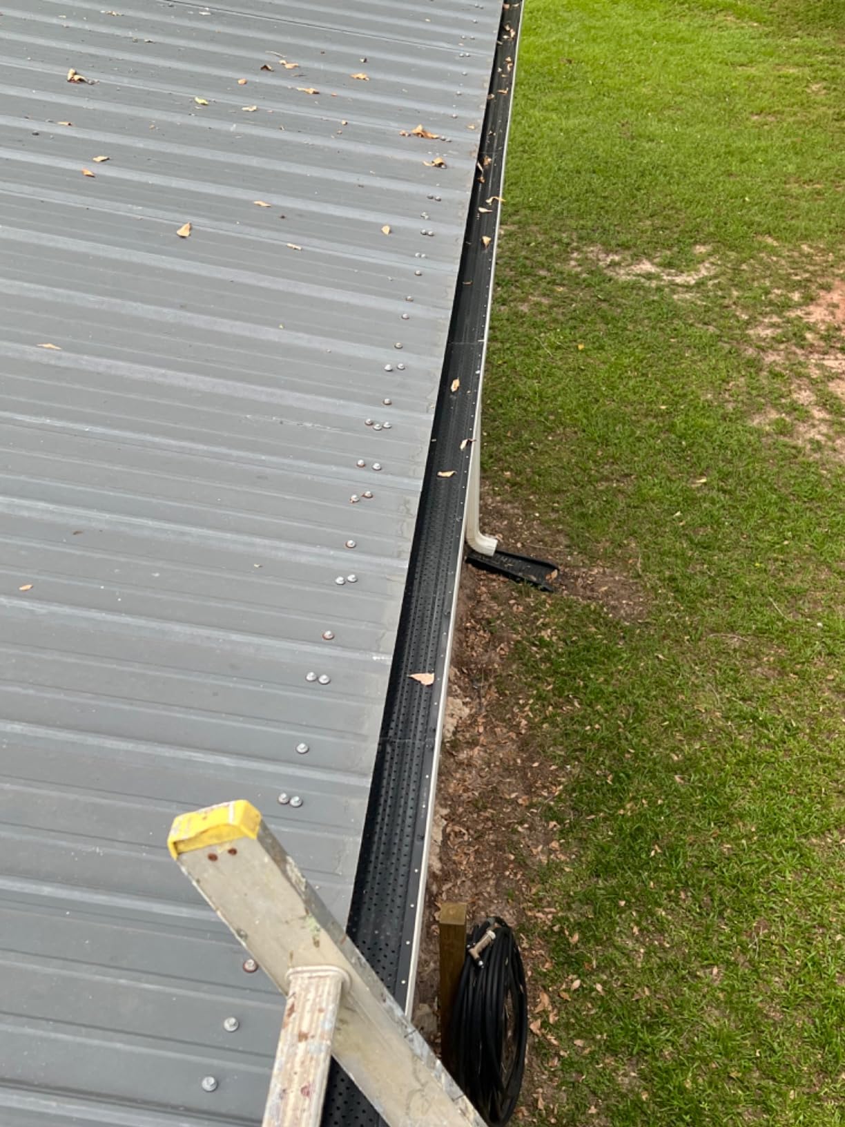 LeafTEK Heavy-Duty Aluminum Gutter Guard System, Fits 5 in, 32 ft, Black | Contractor-Trusted • DIY Install Kit with Screws & Driver • Made in USA • Lifetime replacement warranty customer photo 2
