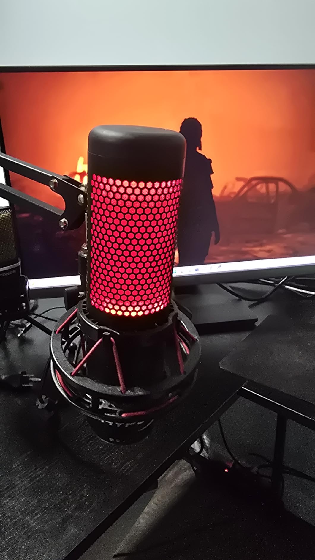 HyperX QuadCast - USB Condenser Gaming Microphone, for PC, PS4, PS5 and Mac, Anti-Vibration Shock Mount, Four Polar Patterns, Pop Filter, Gain Control, Podcasts, Twitch, YouTube, Discord, Red LED customer photo 1