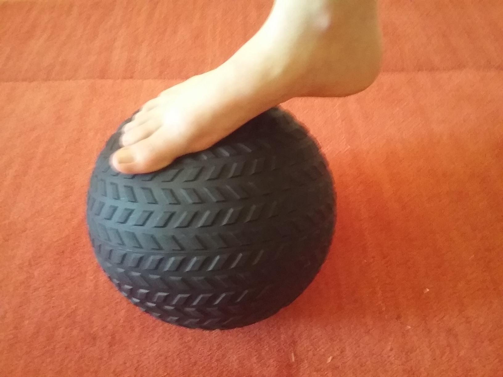 Fitness First Slam Ball, Easy-to-Grip, Sand-Filled Medicine Ball for Exercise and Workout, Ideal for Weight Training, Cross-Training, Cardio, and Plyometric Workout, Available in Different Weights customer photo 1