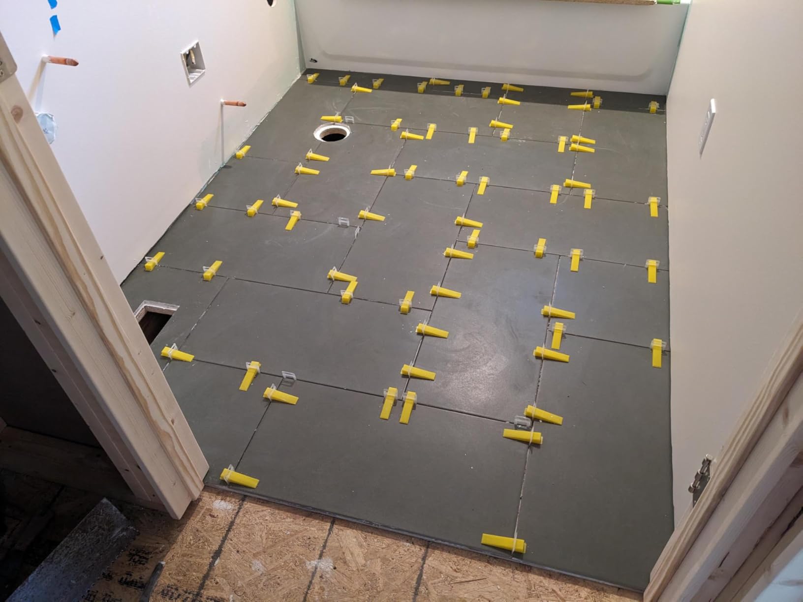 DGSL Tile Leveling System Clips - 500-Piece DIY Tiles Leveler Spacers - Tile Leveling System for Professional Ceramic Tile and Stone Installation (1/8 Inch) customer photo 1