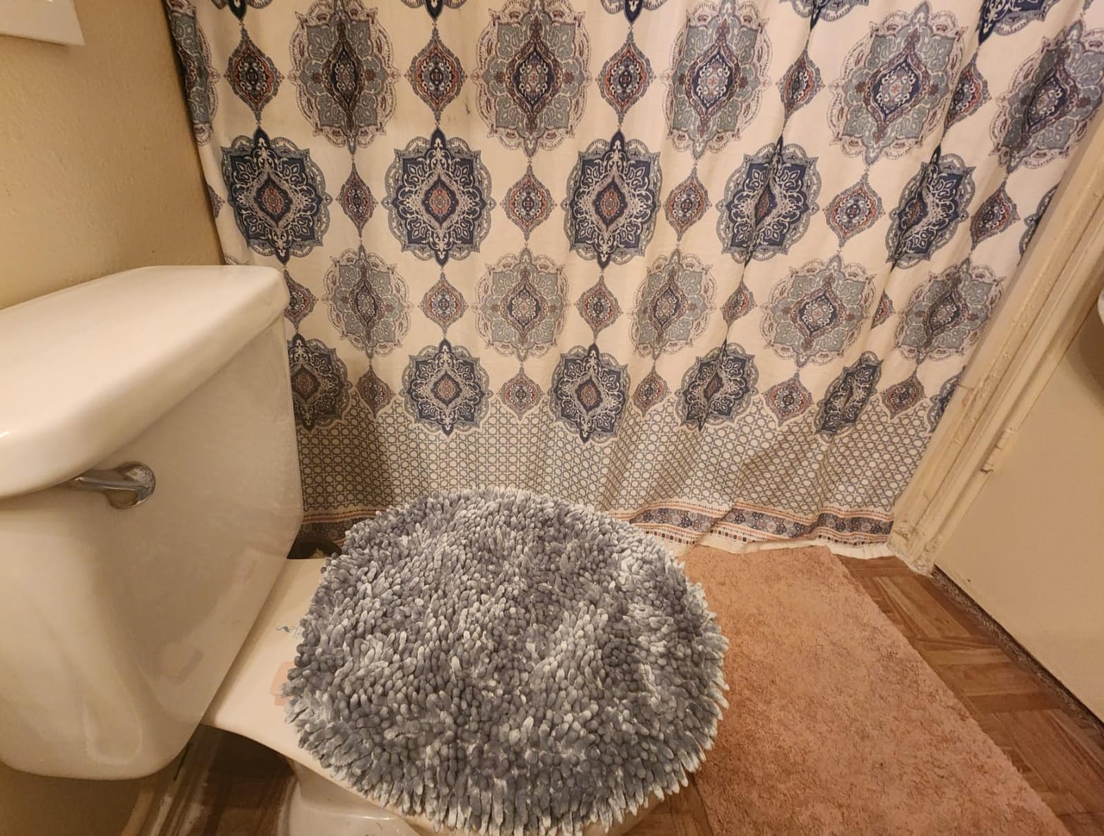 TOWN & COUNTRY BASICS Spa Step Noodle Solid Bathroom Toilet Lid Cover, Plush, Soft, and Absorbent, Machine Washable, Taupe, 18.5