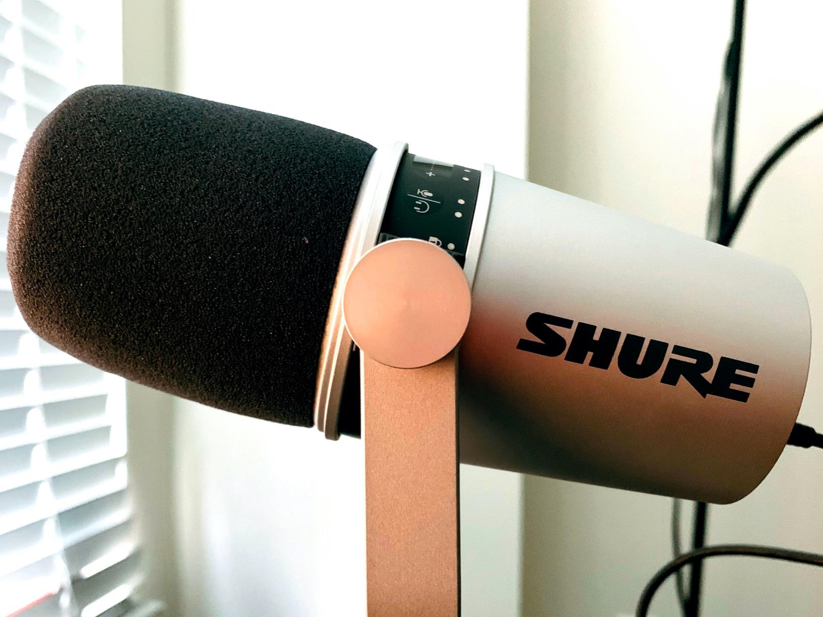Shure MV7 USB Podcast Microphone for Podcasting, Recording, Live Streaming & Gaming, Built-in Headphone Output, All Metal USB/XLR Dynamic Mic, Voice-Isolating Technology, TeamSpeak Certified - Black customer photo 2