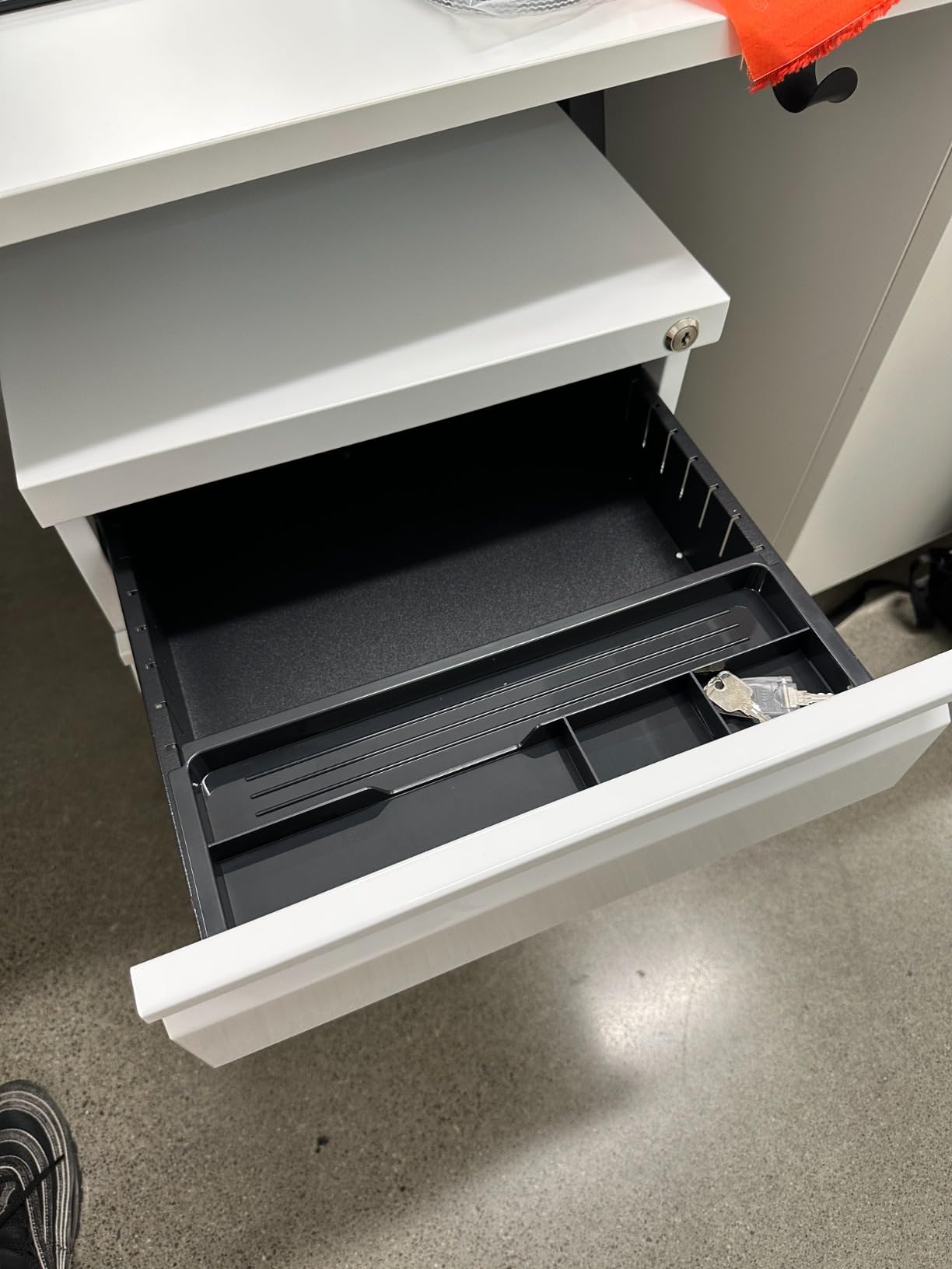 Mount-It! 3 Drawer File Cabinet with Lock and Wheels, Heavy-Duty Steel Rolling Drawer Cabinet, Fully Assembled Under Desk Filing Cabinet for Home Office Storage, 15.3