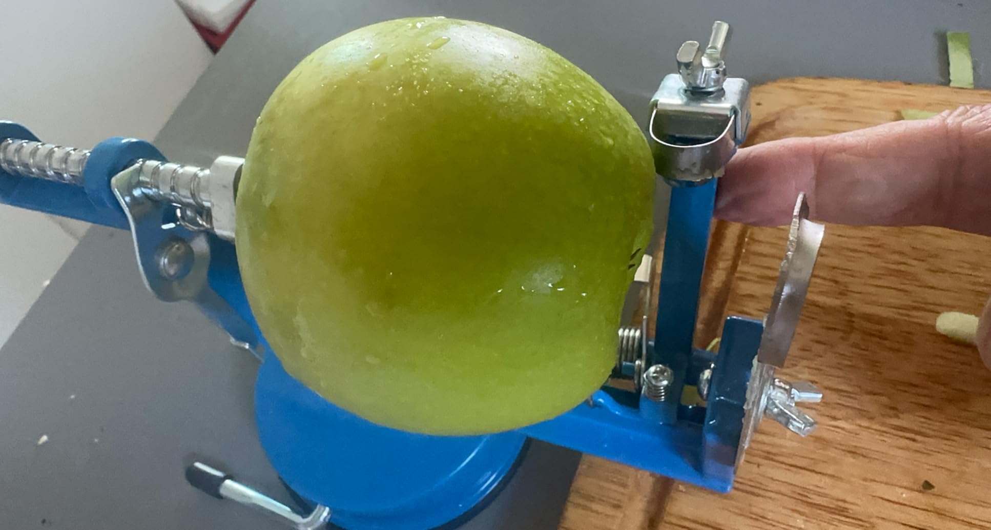 Apple Peeler Corer, Long lasting Chrome Cast Magnesium Alloy Apple Peeler Slicer Corer with Stainless Steel Blades and Powerful Suction Base for Apples and Potato(Red) customer photo 1