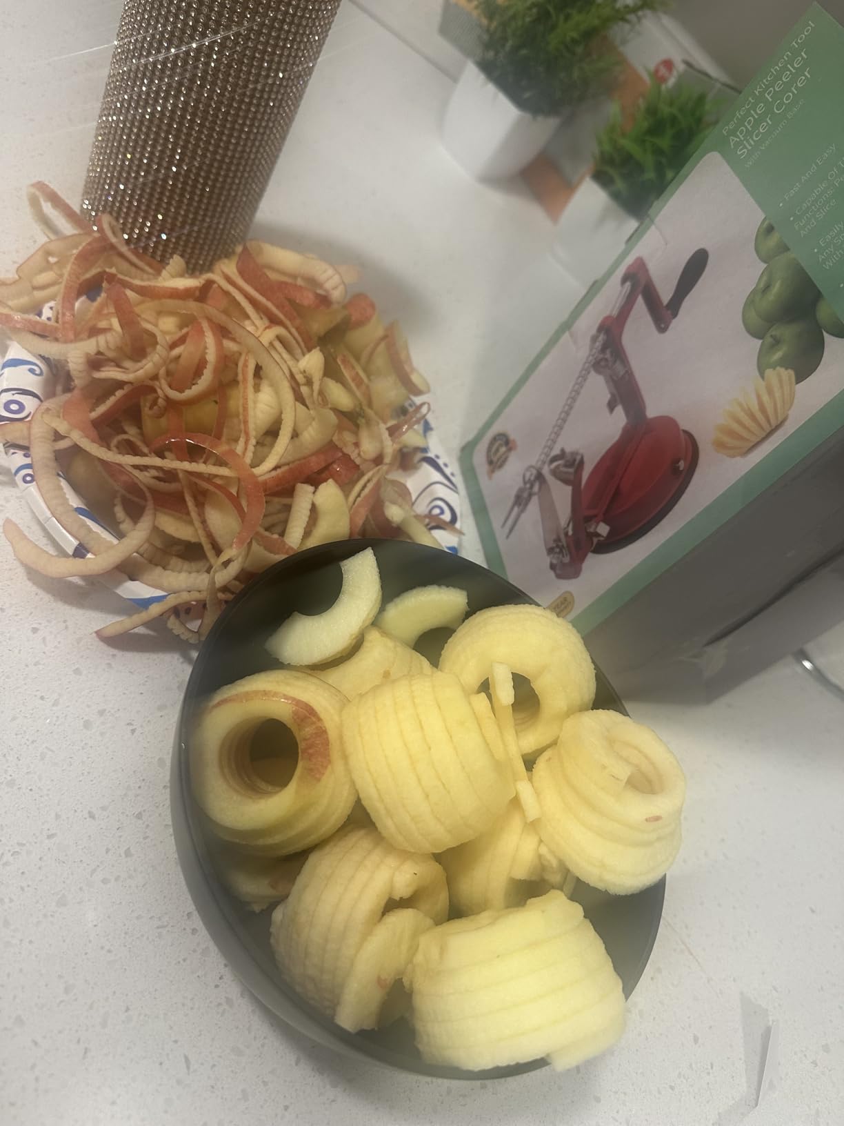 Apple Peeler Corer, Long lasting Chrome Cast Magnesium Alloy Apple Peeler Slicer Corer with Stainless Steel Blades and Powerful Suction Base for Apples and Potato(Red) customer photo 2