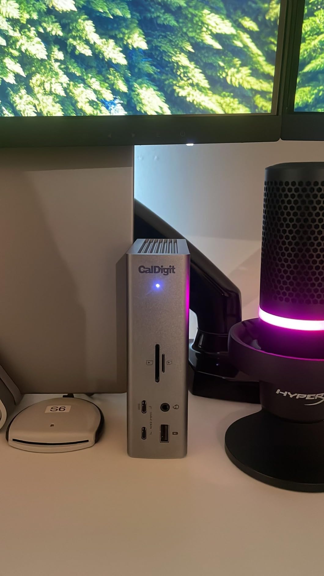 CalDigit TS4 18 Port Thunderbolt 4 Dock, 98W Charging, 3X TBT4 (40Gb/s), 3X USB-C + 5X USB-A (10Gb/s), 2.5GbE LAN, 8K@30Hz or 2X 6K@60Hz Displays, Mac/Windows/Chrome, Space Gray, 0.8m Certified Cable customer photo 2