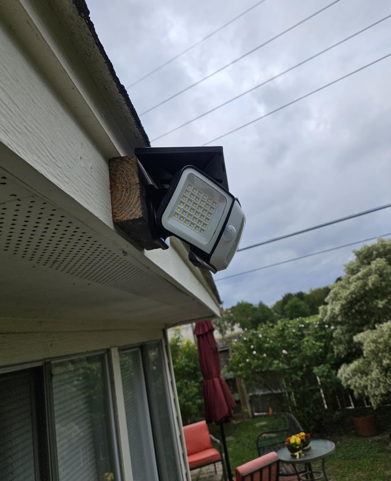 intelamp Solar Outdoor Lights, Motion Sensor with Dual Sensors Waterproof customer photo 2