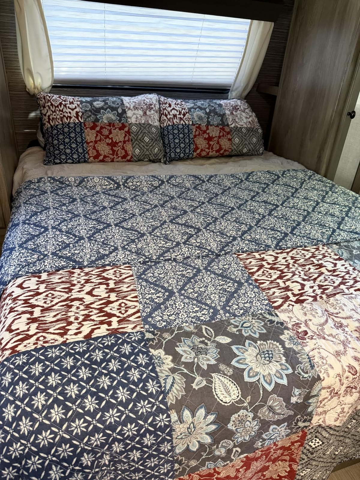 Secgo Queen Comforter Set for Bed - 100% Cotton Quilts Queen Size, Burgundy Bedspreads (90 * 98 Inch) with 2 Pillow Shams, Patchwork Reversible Lightweight Bedding customer photo 2