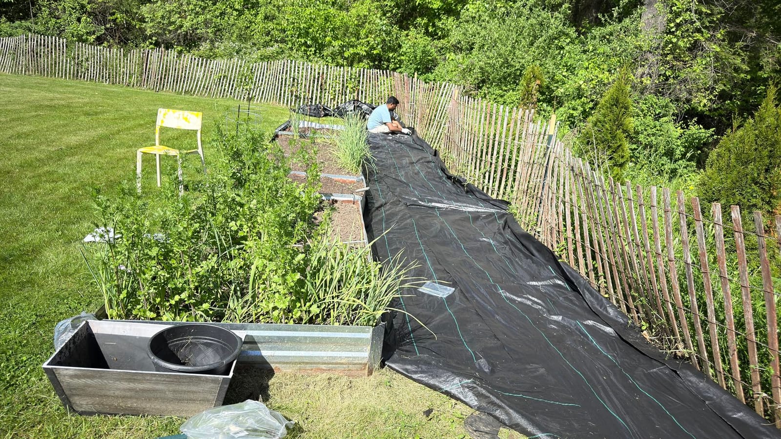 LAVEVE Heavy Duty Weed Barrier Landscape Fabric 4FT x 100FT customer photo 1