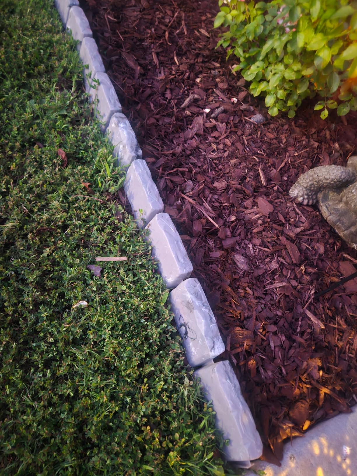 EasyFlex No-Dig Landscape Edging with Anchoring Spikes, 2.7 in Tall Decorative Stone-Look Garden Border, 15 Foot Kit, Slate Gray customer photo 1