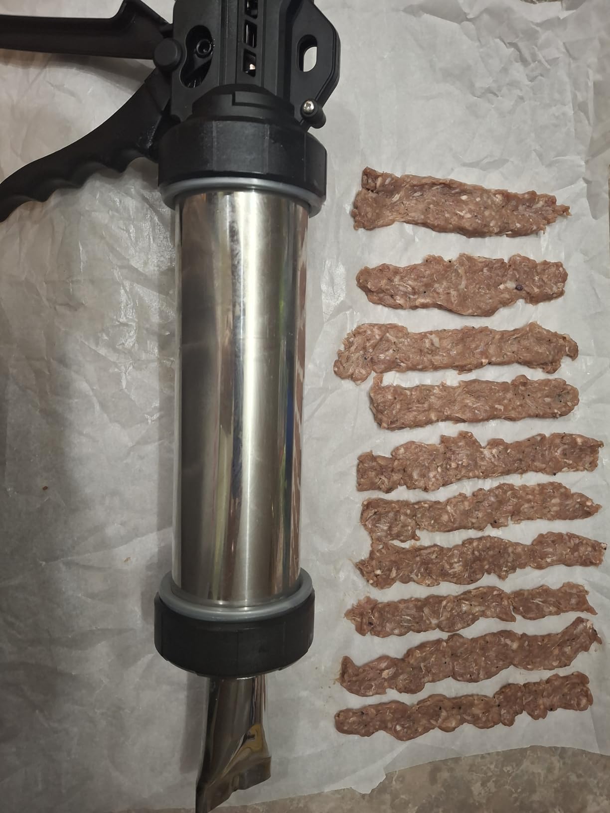 Hoypeyfiy Stainless Steel Jerky Gun Kit, Beef Jerky Maker Gun for Ground Meat, Manual Sausage Stuffer and Salami Maker with 5 Stainless Steel Nozzles, Meat Pusher and Cleaning Brushes customer photo 2