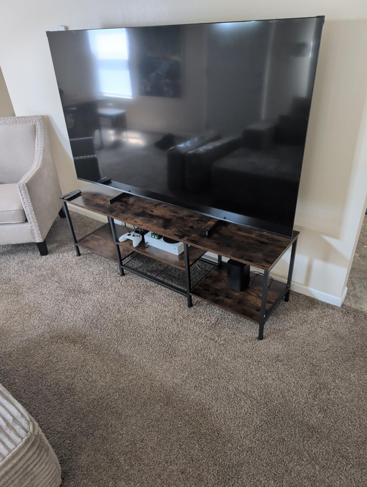 HOOBRO TV Stand with Power Outlets to 75 Inches, TV Console Table with Open Storage Shelves Cabinet, Industrial Media Entertainment Center for Living Room Bedroom, Rustic Brown and Black BF60DS01 customer photo 2