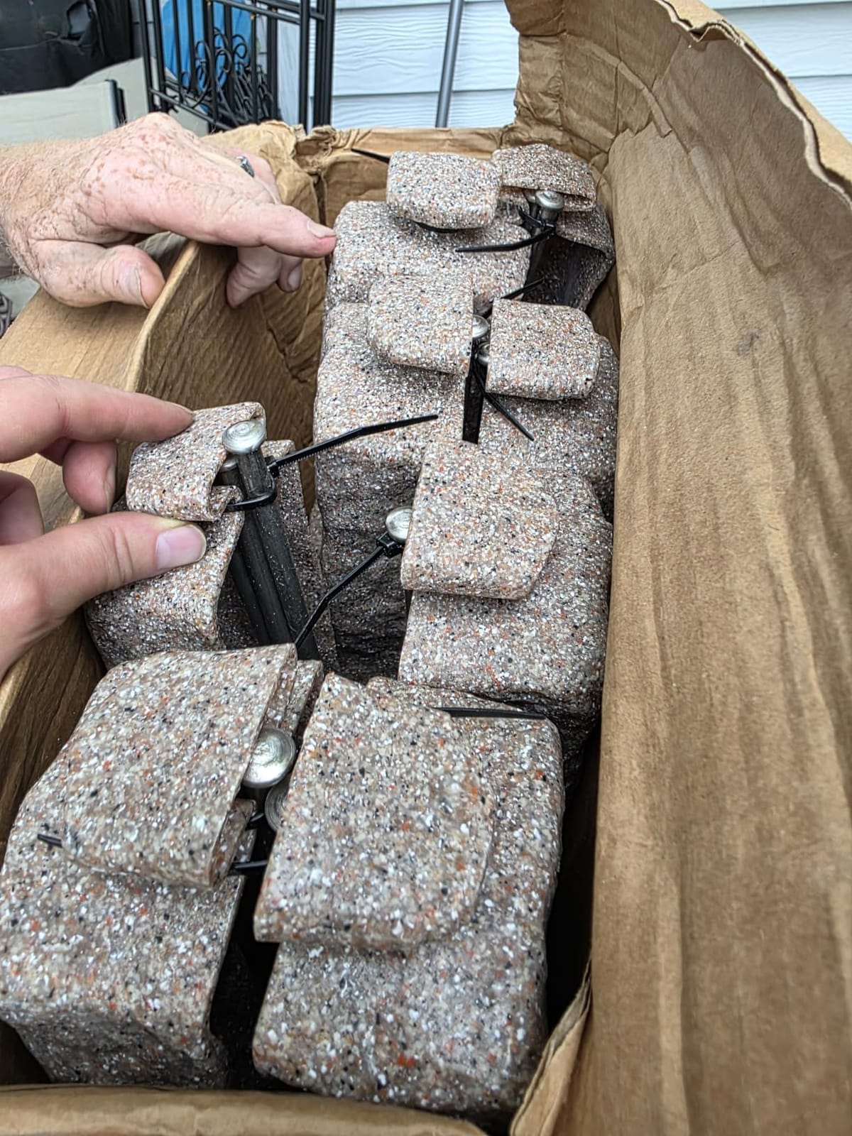 Beuta Landscape Edging | Garden Edging Border | Polyrock Bricks for Lawn Edging, Flower beds, Pathways & Yard Edging– 1 Pack | Each Section Has 6 Bricks 48