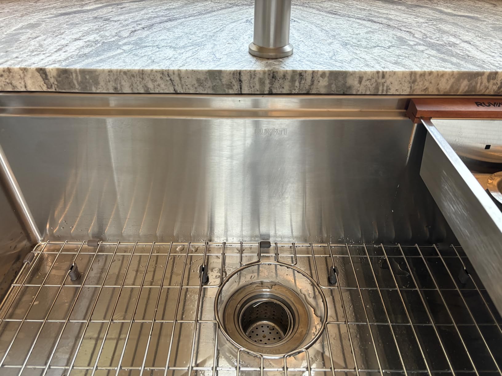 Ruvati 33-in Stainless Steel RoundCorner Undermount Workstation Sink-RVH8303 customer photo 1
