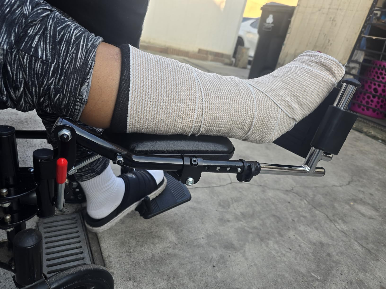 Wheelchair Elevating Legrests with Padded Calf Pads, Composite Footplates, Fits Most Standard wheelchairs of All Brands. Wheelchair Parts,Same Functional Structure as LK3JELR,T94,(1Pr, Black) customer photo 2