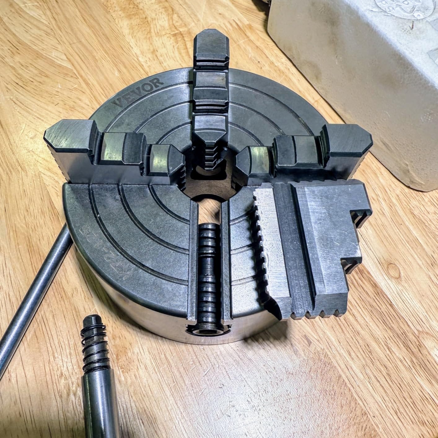 VEVOR 3-Jaw Lathe Chuck, 8'', Self-Centering Lathe Chuck, 0.16-8 in/4-200 mm Clamping Range with T-key Fixing Screws Hexagon Wrench, for Lathe 3D Printer Machining Center Milling Drilling Machine customer photo 2