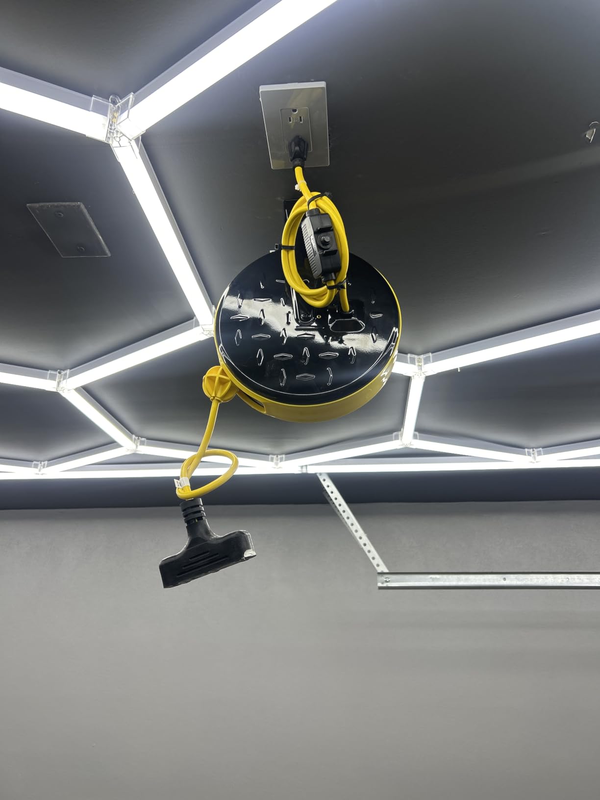 30 Ft Retractable Extension Cord Reel, 16/3 Gauge SJTW Power Cord with 3 Electrical Outlets Pigtail for Garage and Shop, 10 Amp Circuit Breaker, Metal Plate, UL Listed, Yellow Y30CR06 customer photo 2