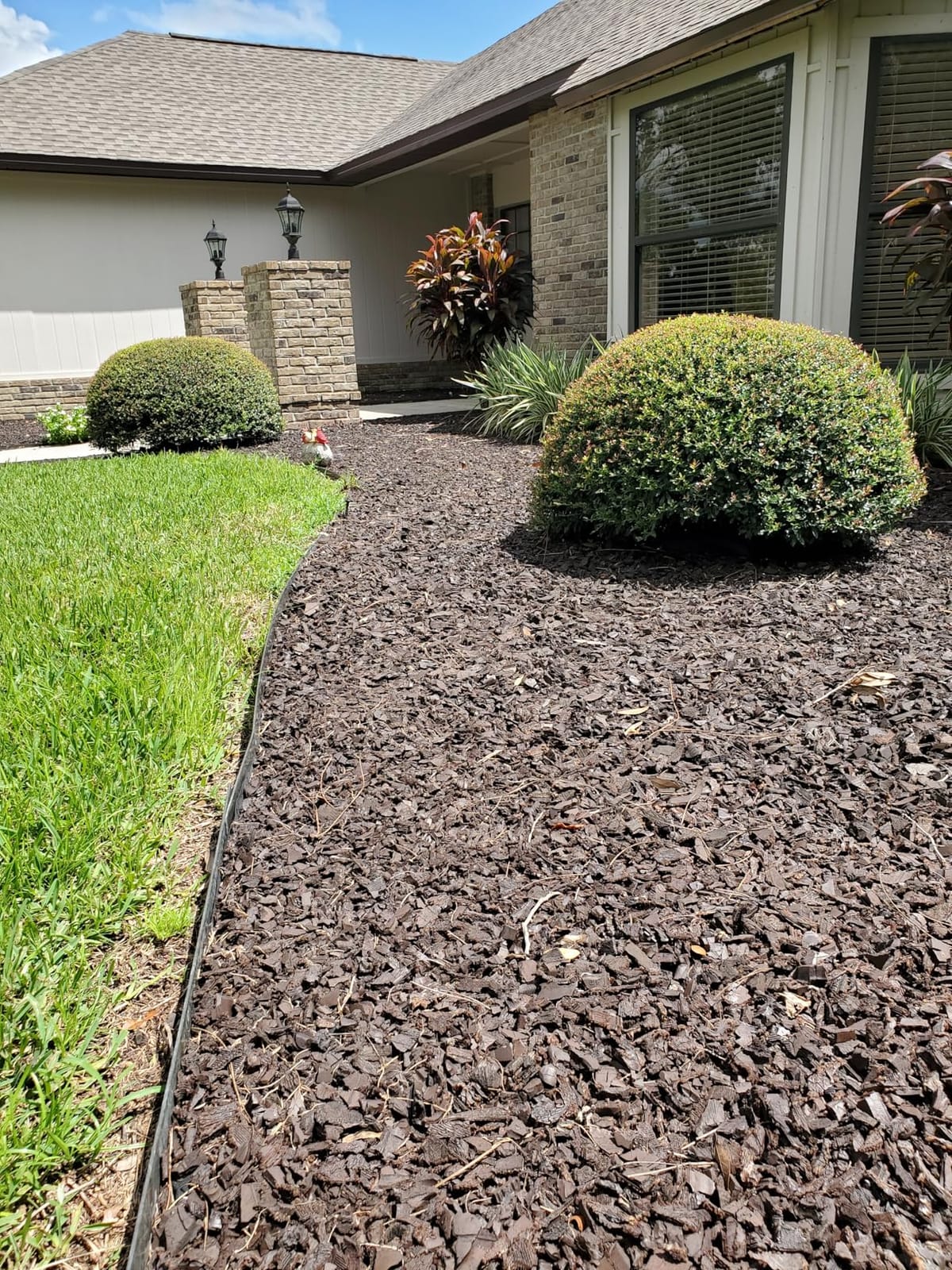 EasyFlex Aluminum No-Dig Landscape Edging for Landscape or Paver Projects, 10 Metal Edging Pieces with Spikes, 50 Feet, Black customer photo 1