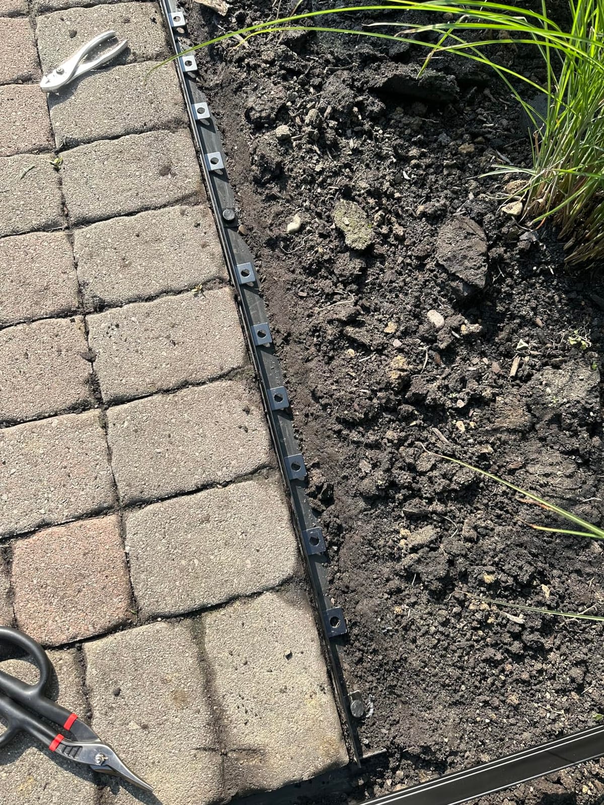 EasyFlex Aluminum No-Dig Landscape Edging for Landscape or Paver Projects, 10 Metal Edging Pieces with Spikes, 50 Feet, Black customer photo 2