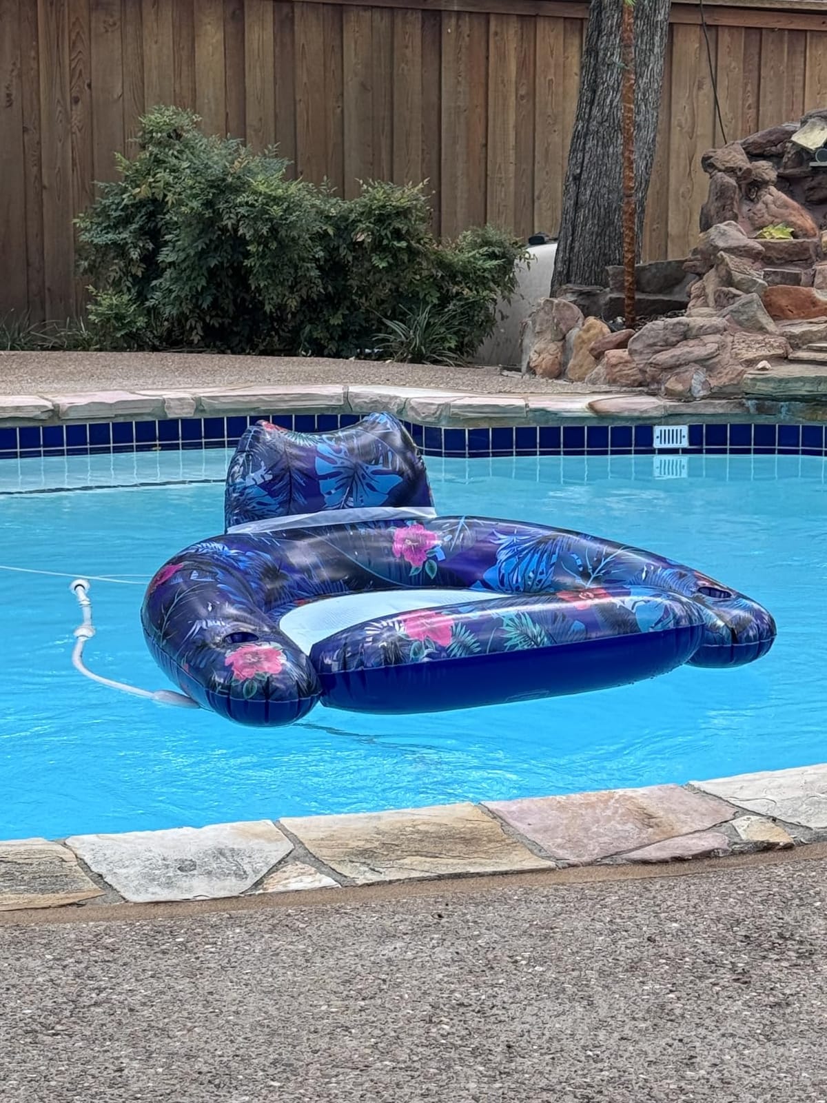 FindUWill Pool Floats Chairs Adult - 65'' x 42'' Large Pool Float Chairs, Inflatable Pool Lounger with Cup Phone Holder, Backrest, Footrest, Tanning Pool Lounge customer photo 1