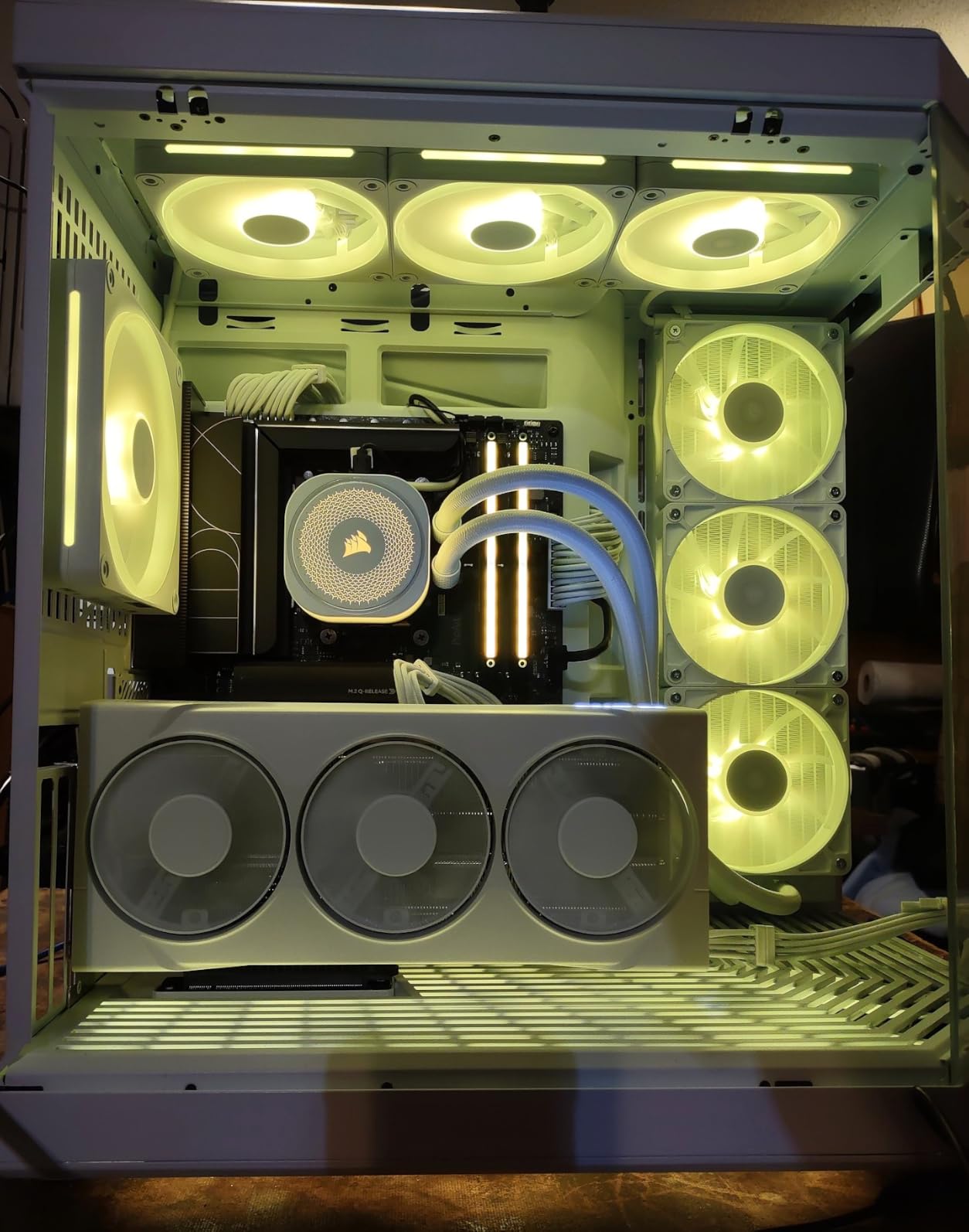 Hyte Y70 Modern Aesthetic Gaming PC Case - Panoramic Glass | High-Airflow Design | Cable Management | Dual Chamber ATX Mid-Tower Chassis | 10 Fan Capacity | Luxury PCIe 4.0 Riser Cable - Black/White customer photo 1